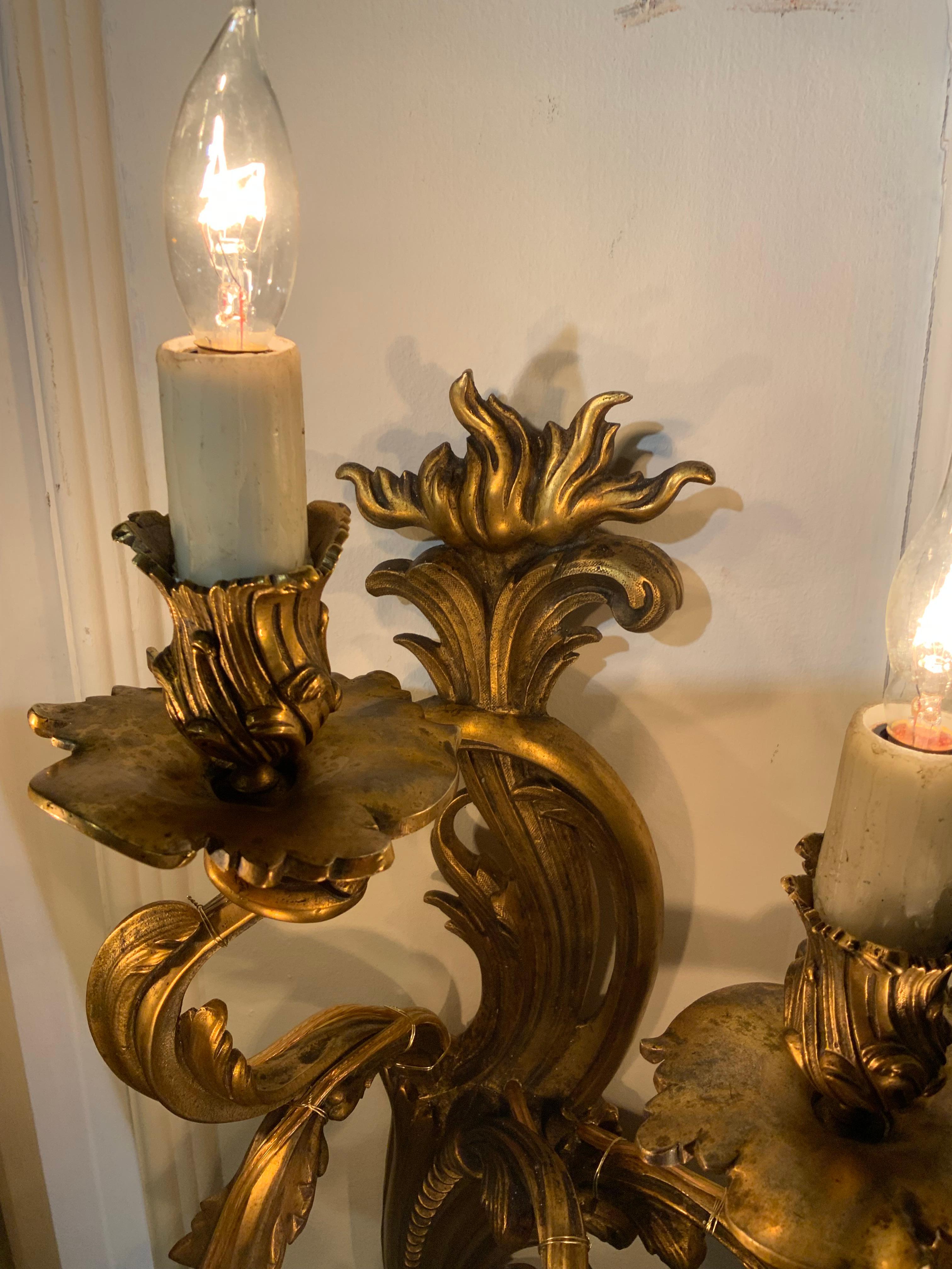 XIXe siècle Paire d'appliques murales françaises à cinq lumières en bronze doré, nouveau câblage en vente