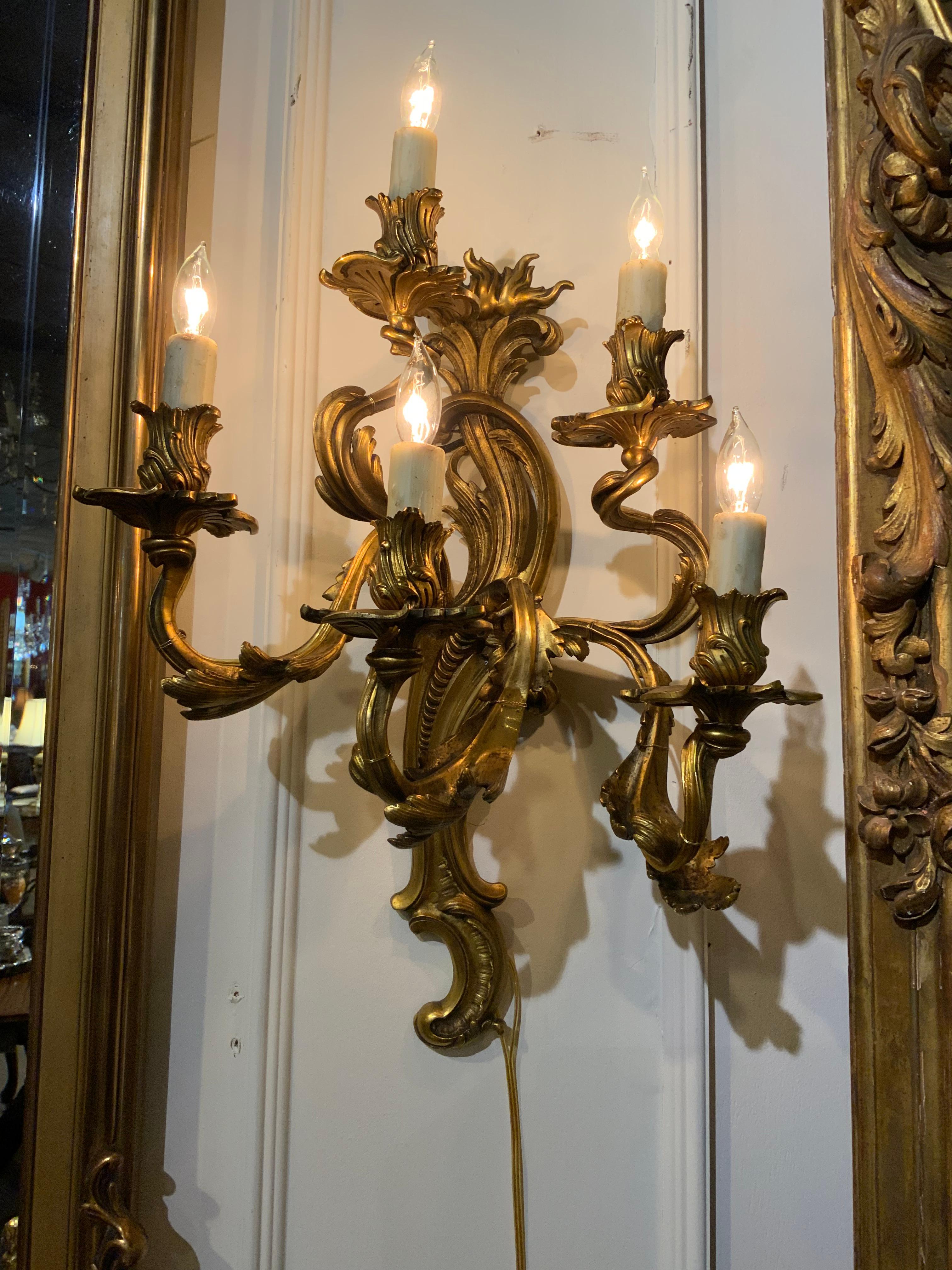Bronze Paire d'appliques murales françaises à cinq lumières en bronze doré, nouveau câblage en vente