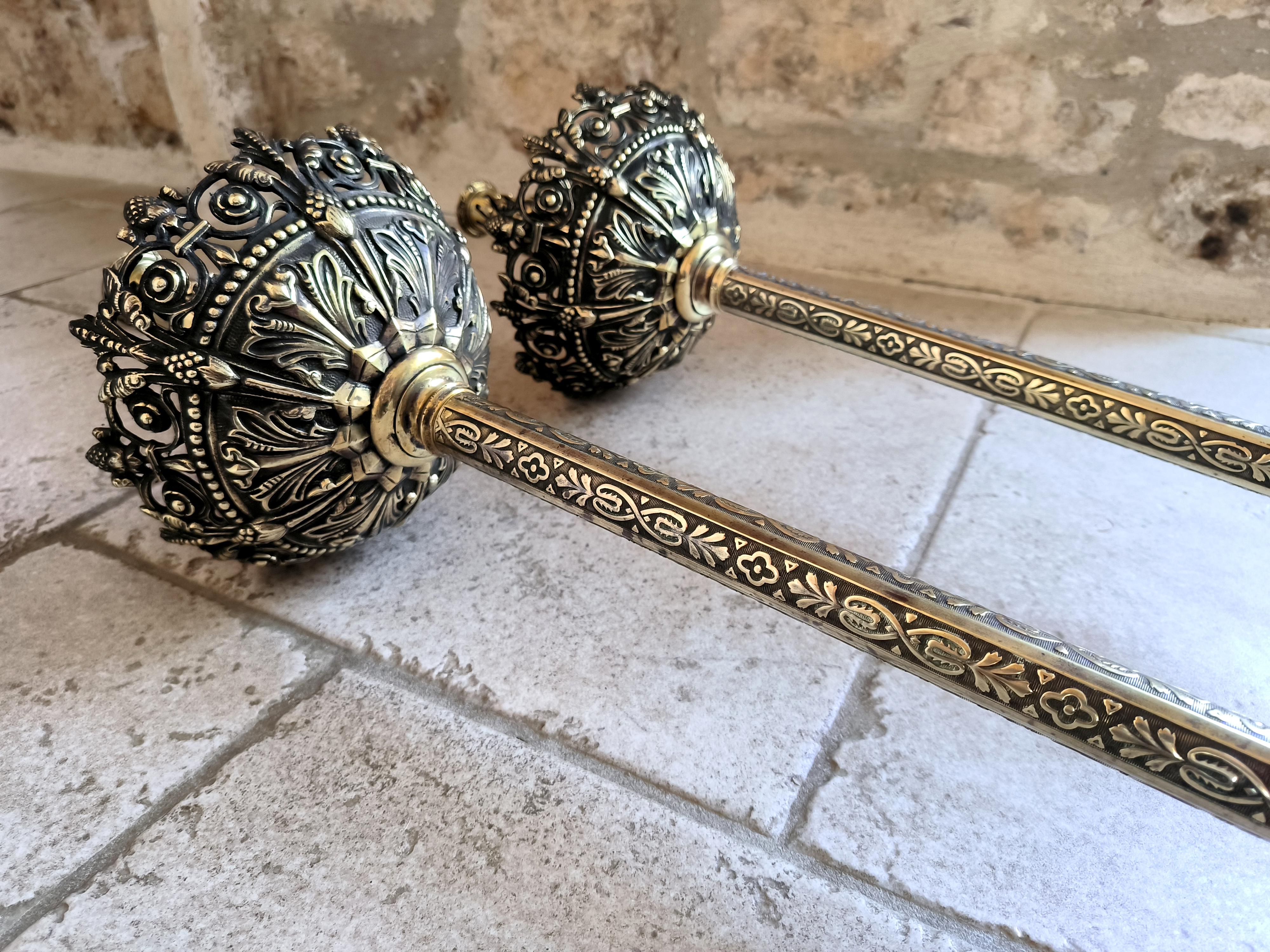 Procedentes de Normandía (Francia), este magnífico par de antiguas antorchas procesionales eclesiásticas francesas de bronce causan sensación. Los detalles del trabajo de filigrana alrededor del candelabro superior principal y las columnas centrales
