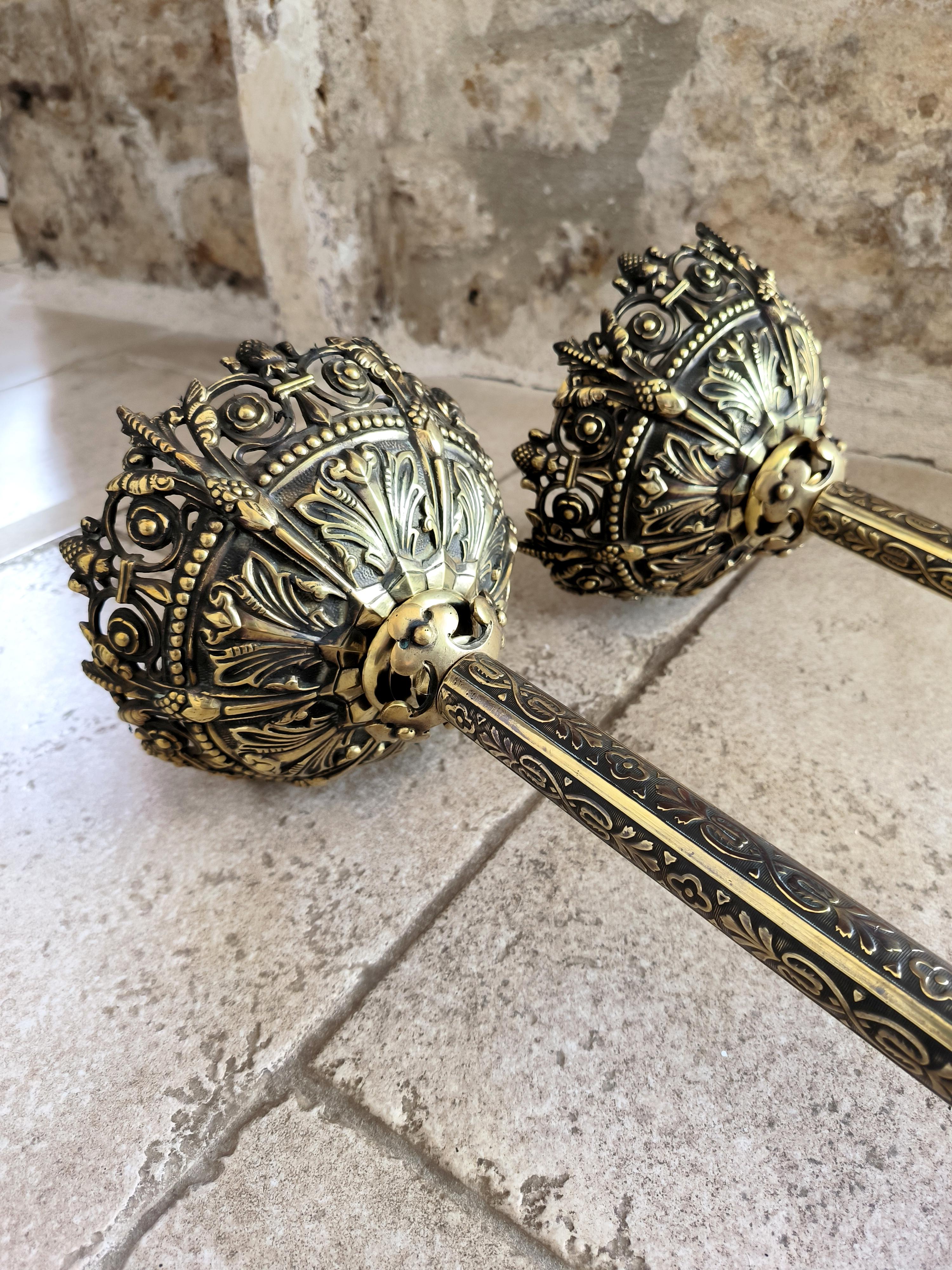 Procedentes de Normandía (Francia), este magnífico par de antiguas antorchas procesionales eclesiásticas francesas de bronce causan sensación. Los detalles del trabajo de filigrana alrededor del candelabro superior principal y las columnas centrales