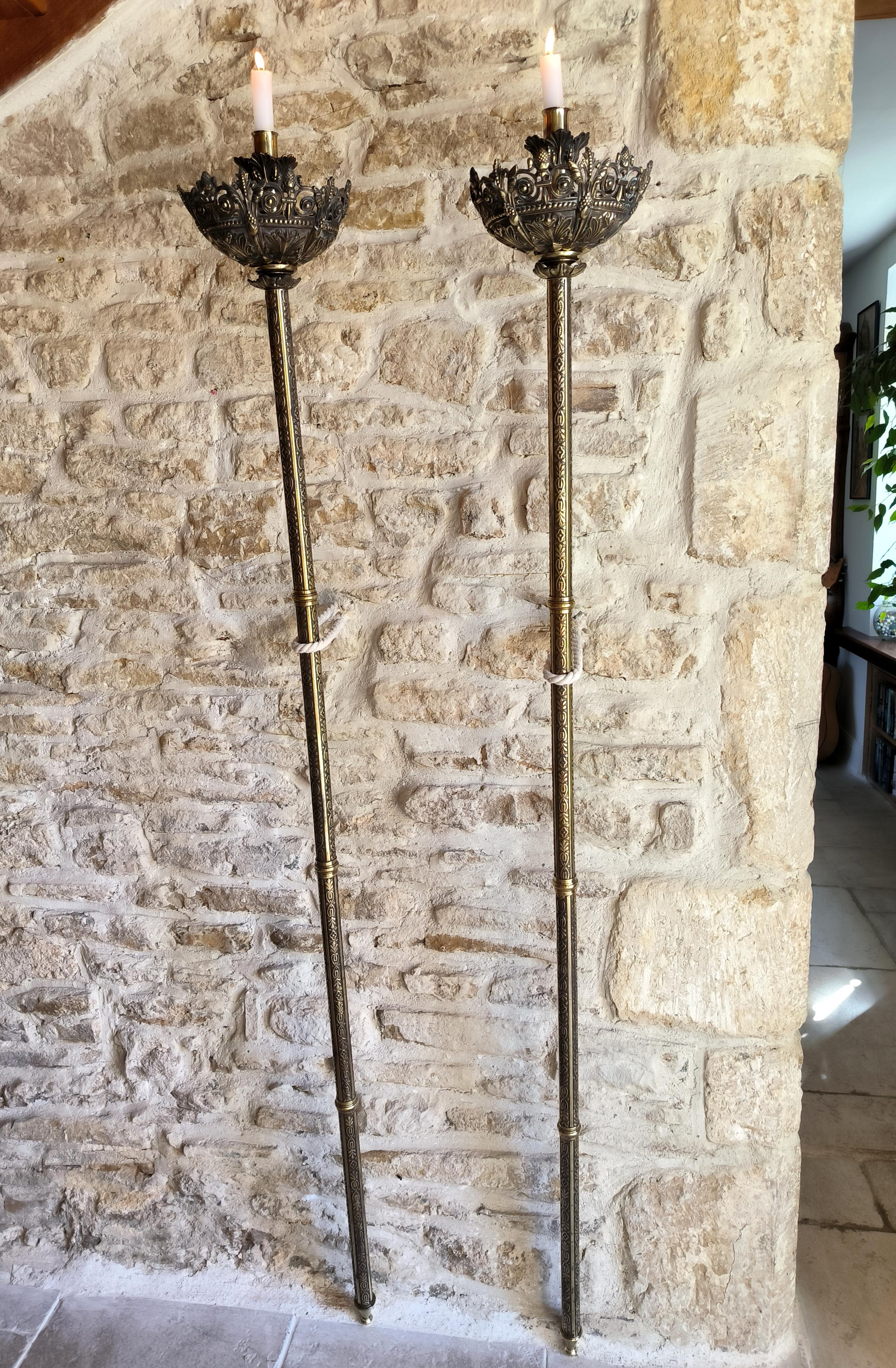 Procedentes de Normandía (Francia), este magnífico par de antiguas antorchas procesionales eclesiásticas francesas de bronce causan sensación. Los detalles del trabajo de filigrana alrededor del candelabro superior principal y las columnas centrales