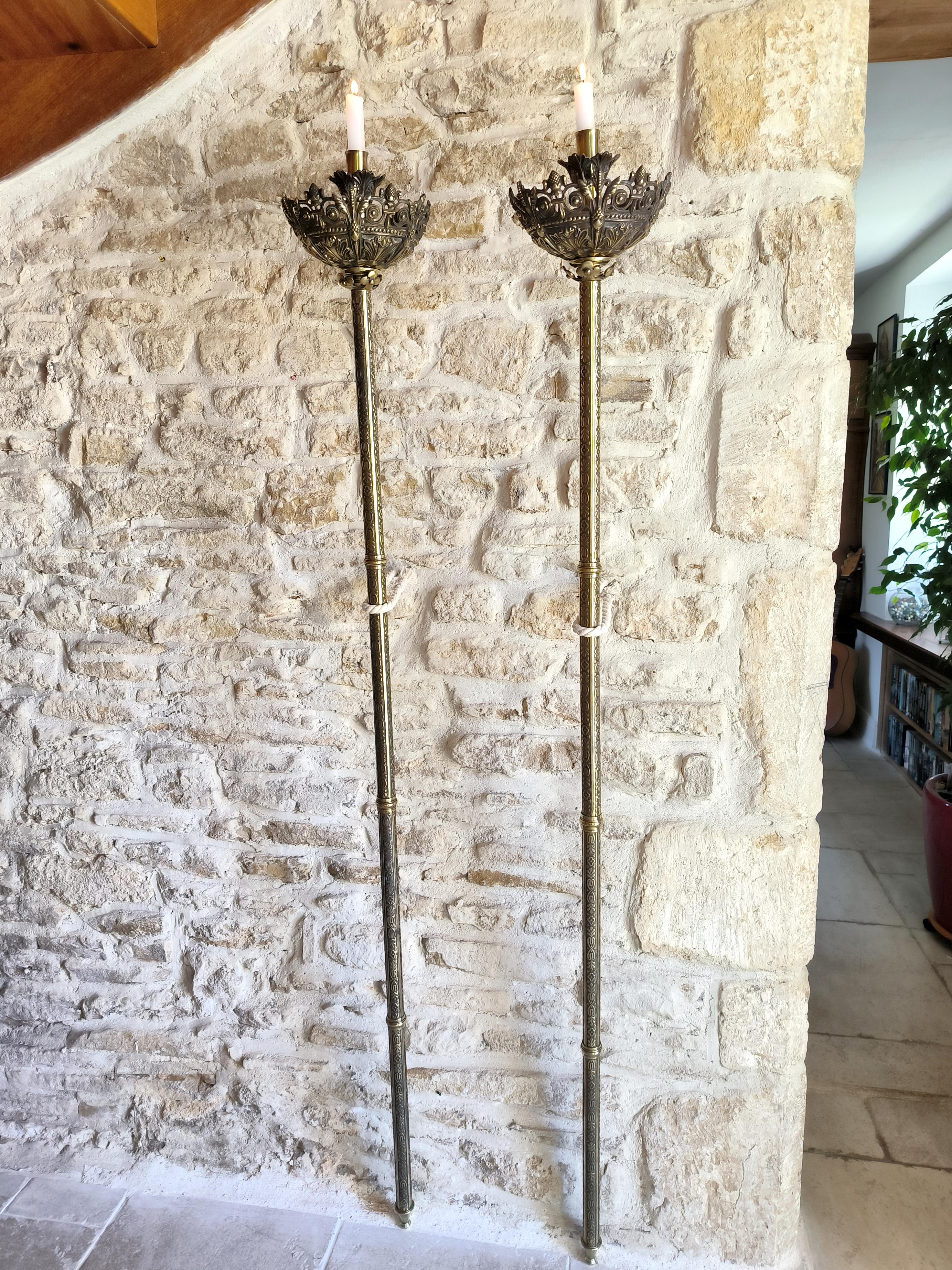 Pareja de antorchas procesionales eclesiásticas francesas de bronce Circa principios del siglo XX Renacimiento gótico en venta