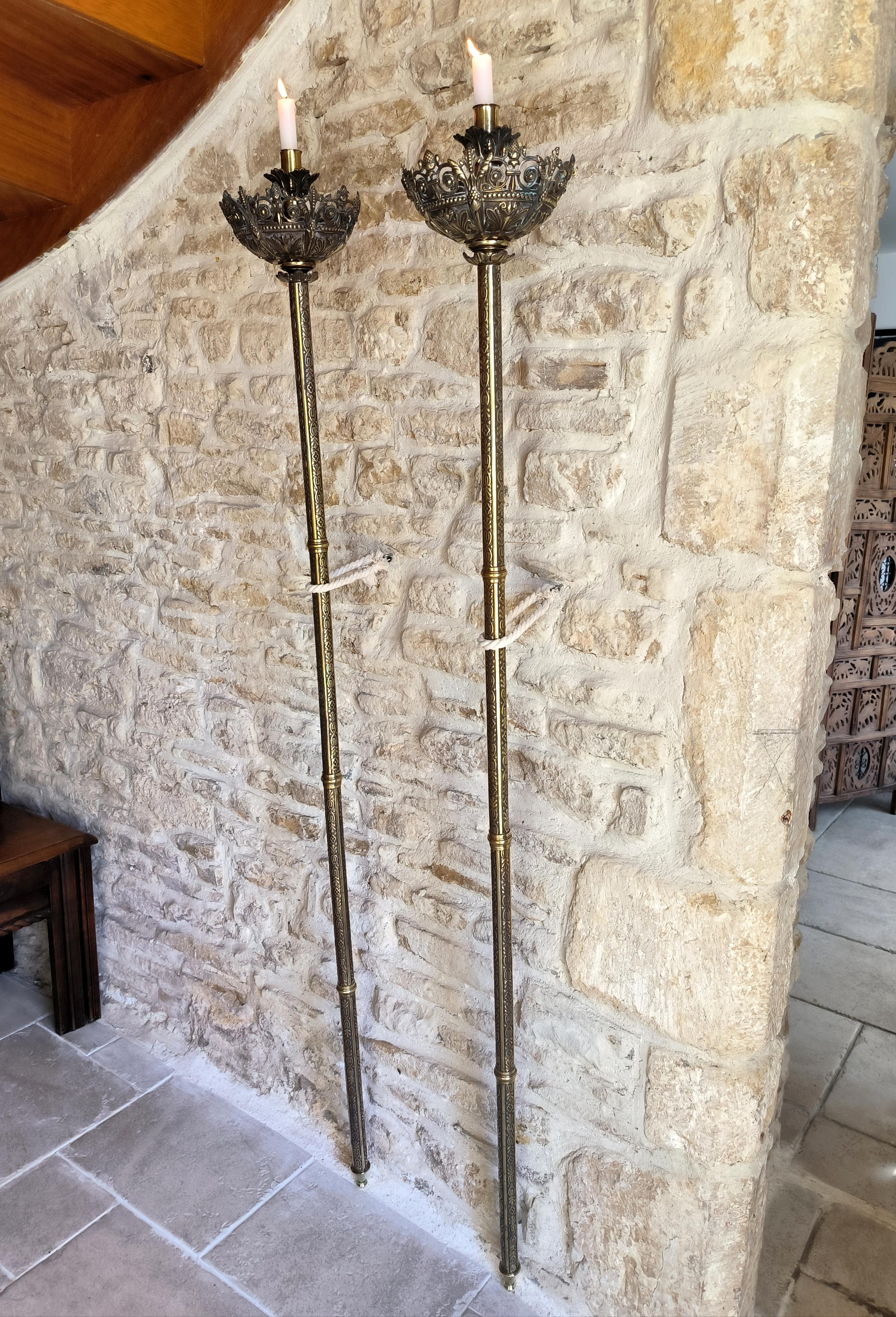 Pareja de antorchas procesionales eclesiásticas francesas de bronce Circa principios del siglo XX Bronceado en venta