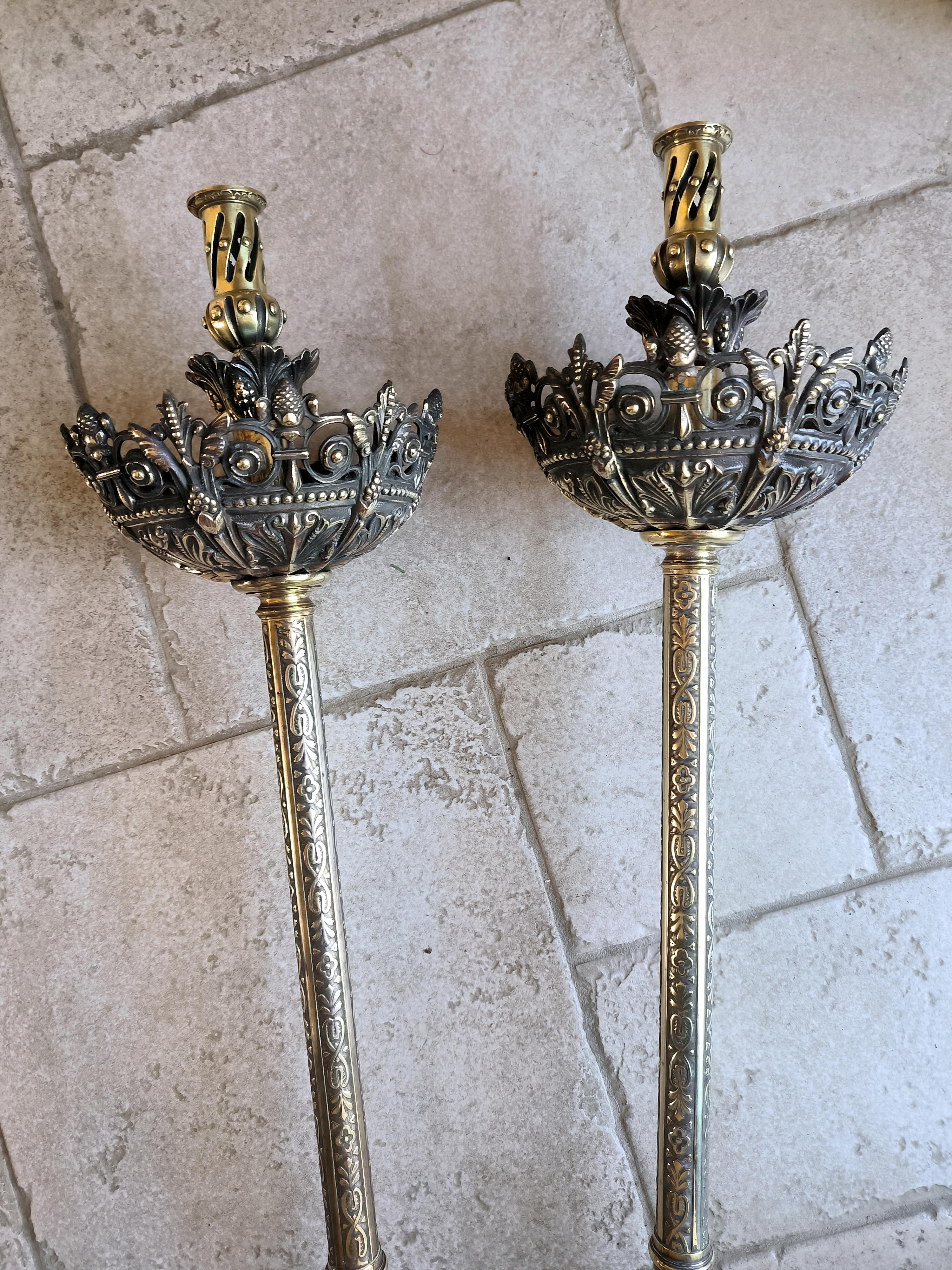 Pareja de antorchas procesionales eclesiásticas francesas de bronce Circa principios del siglo XX en Bueno estado para la venta en CARENTAN-LES-MARAIS, FR
