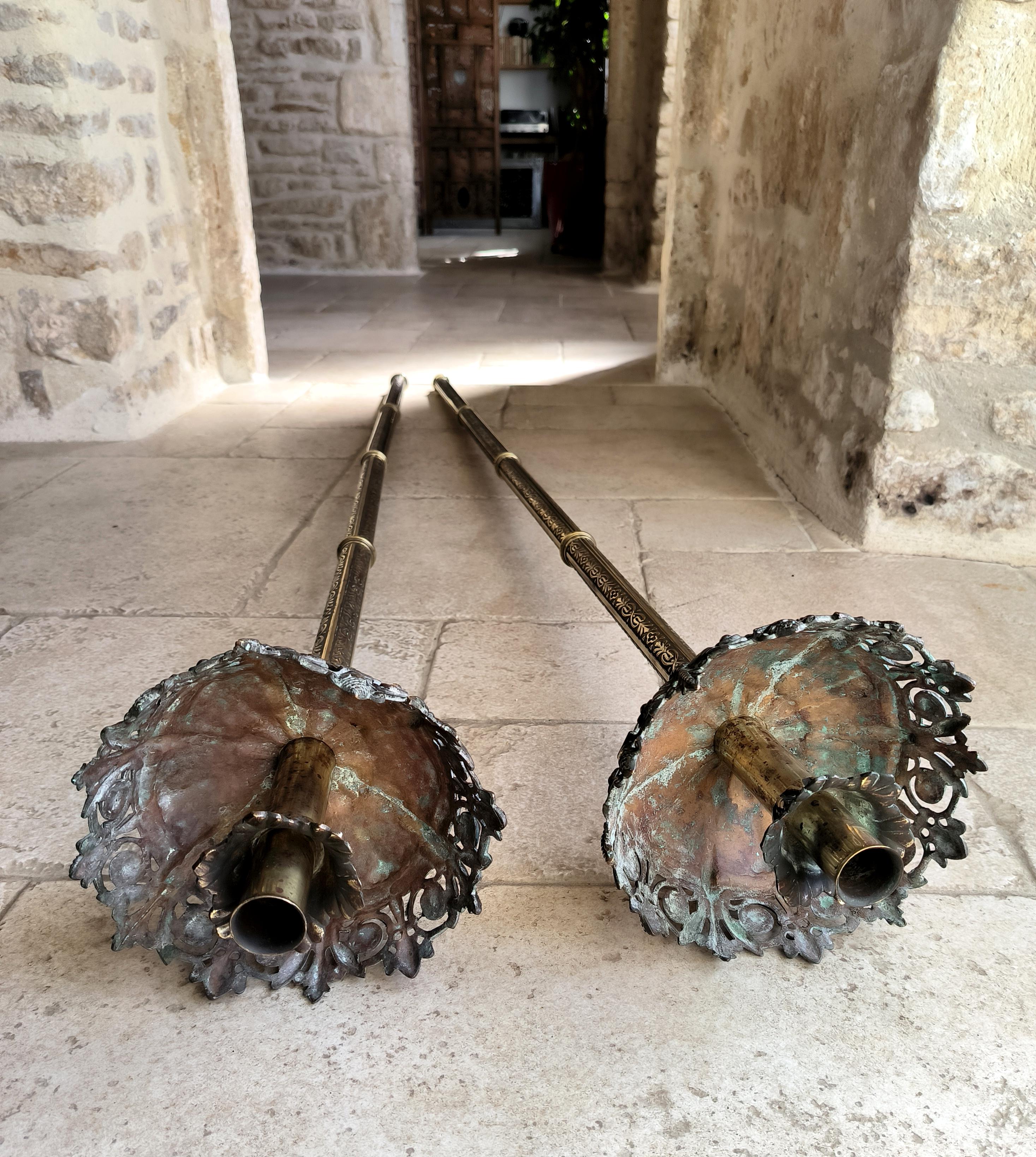 Pareja de antorchas procesionales eclesiásticas francesas de bronce Circa principios del siglo XX en Bueno estado para la venta en CARENTAN-LES-MARAIS, FR