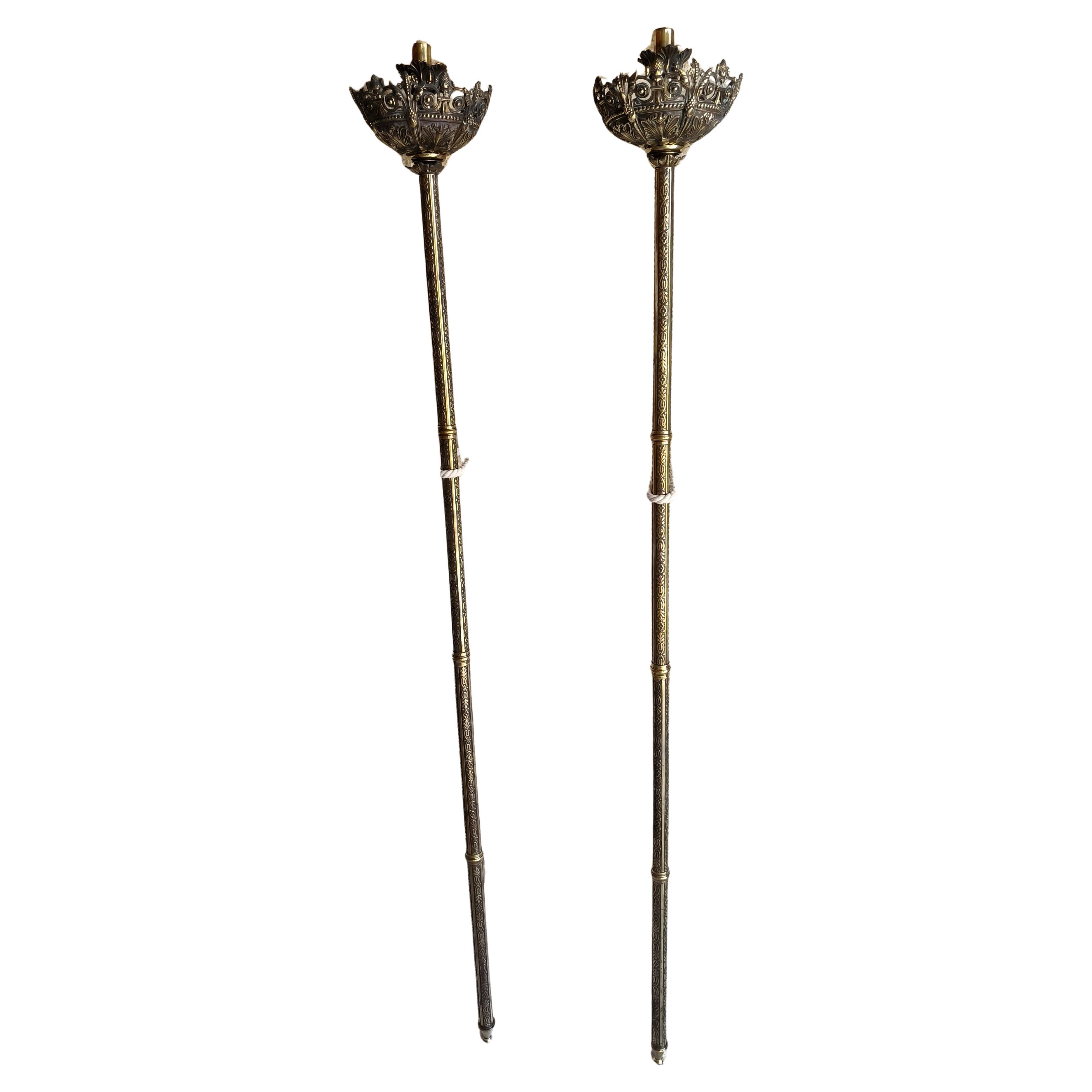 Pareja de antorchas procesionales eclesiásticas francesas de bronce Circa principios del siglo XX