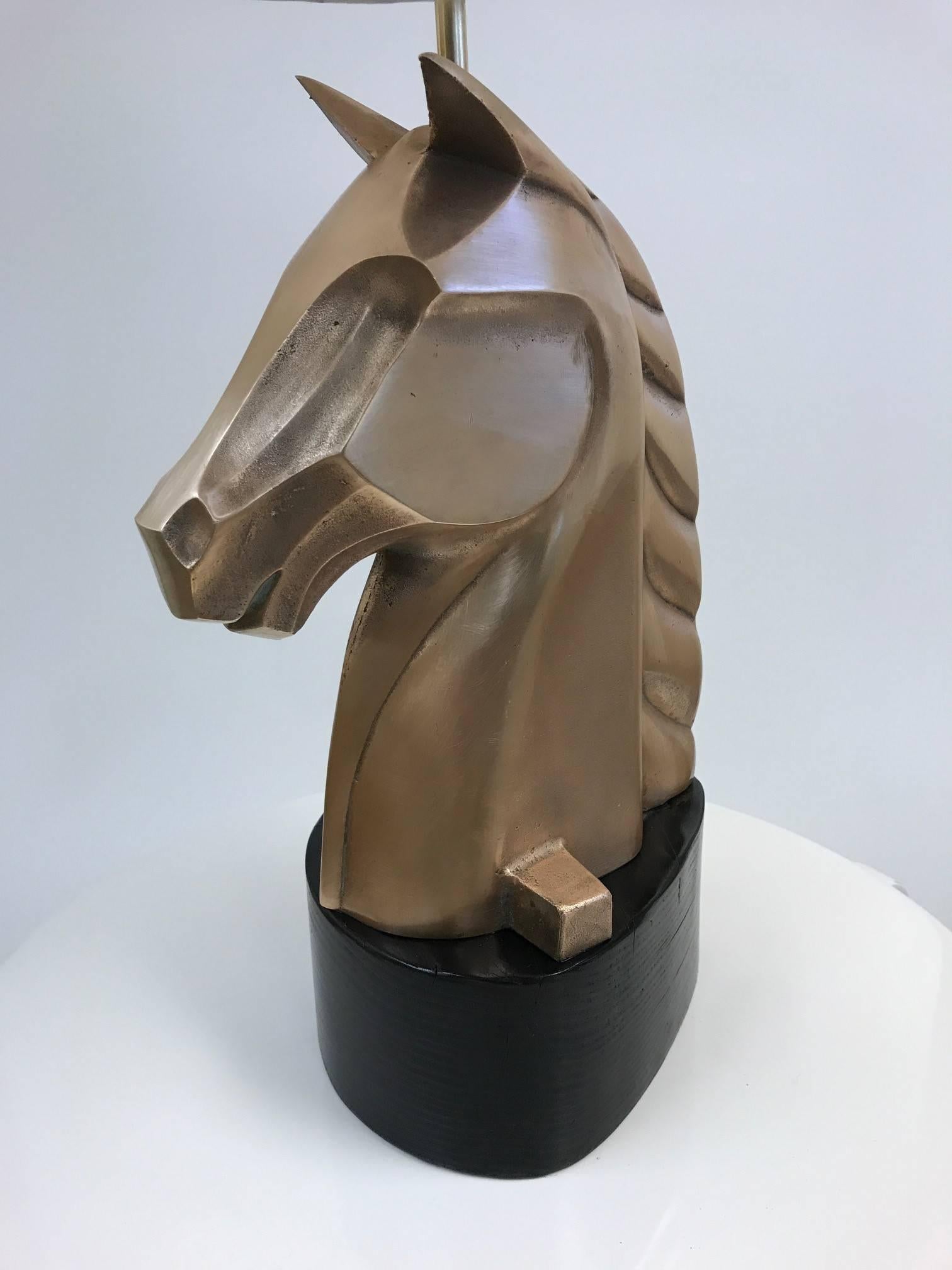 Hollywood Regency Paire de lampes cheval françaises en bronze de style James Mont en vente