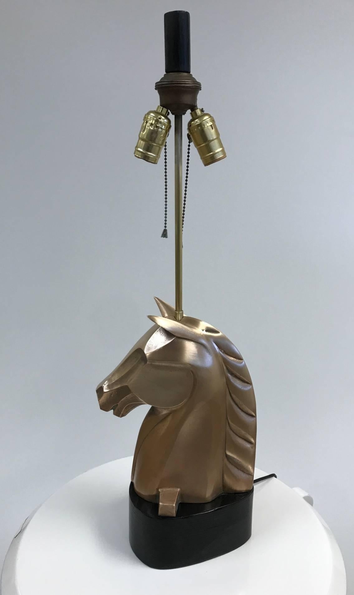 Laqué Paire de lampes cheval françaises en bronze de style James Mont en vente