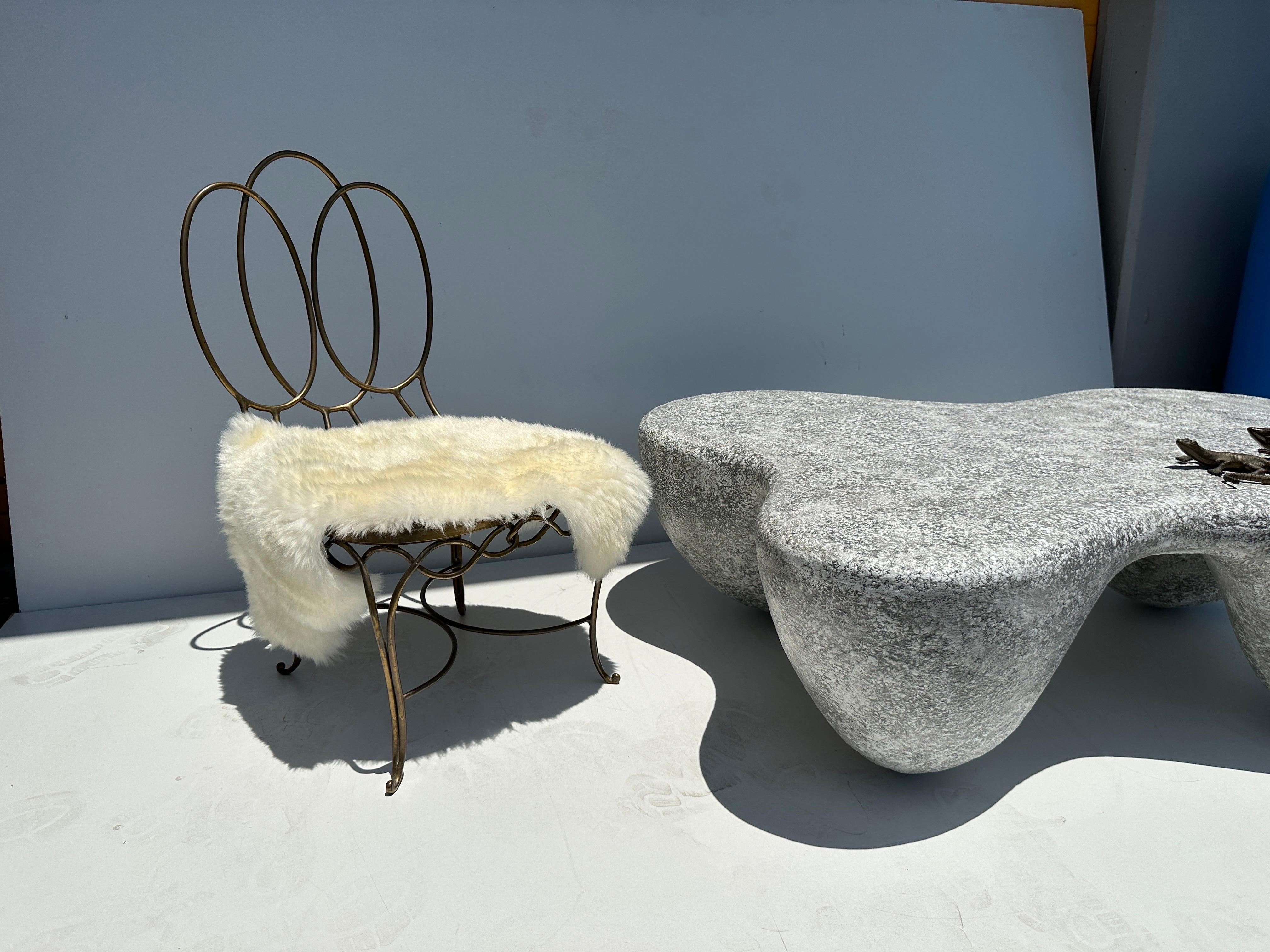 Paire de chaises basses de salon françaises en bronze en vente 3