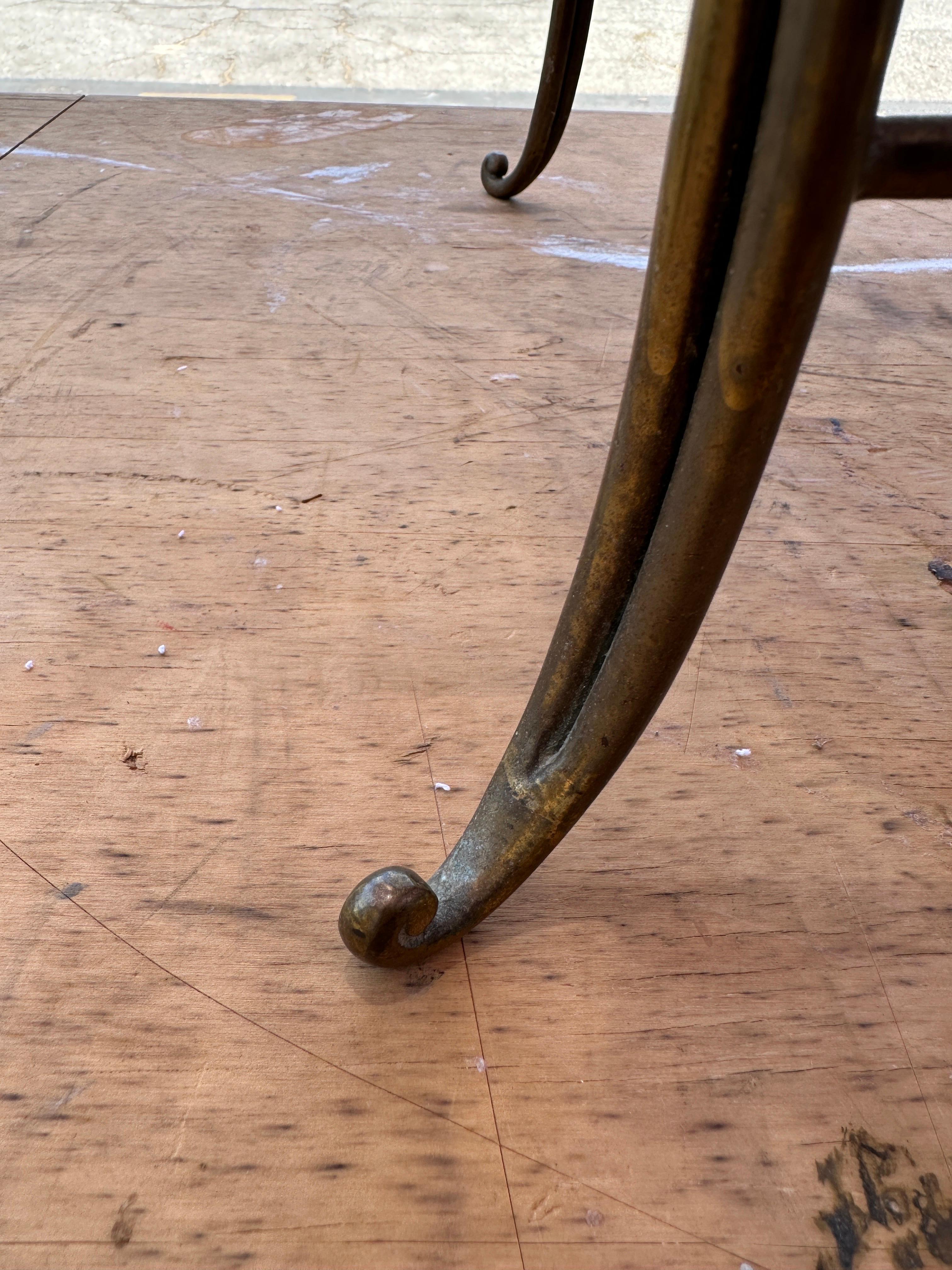 Paire de chaises basses de salon françaises en bronze en vente 8
