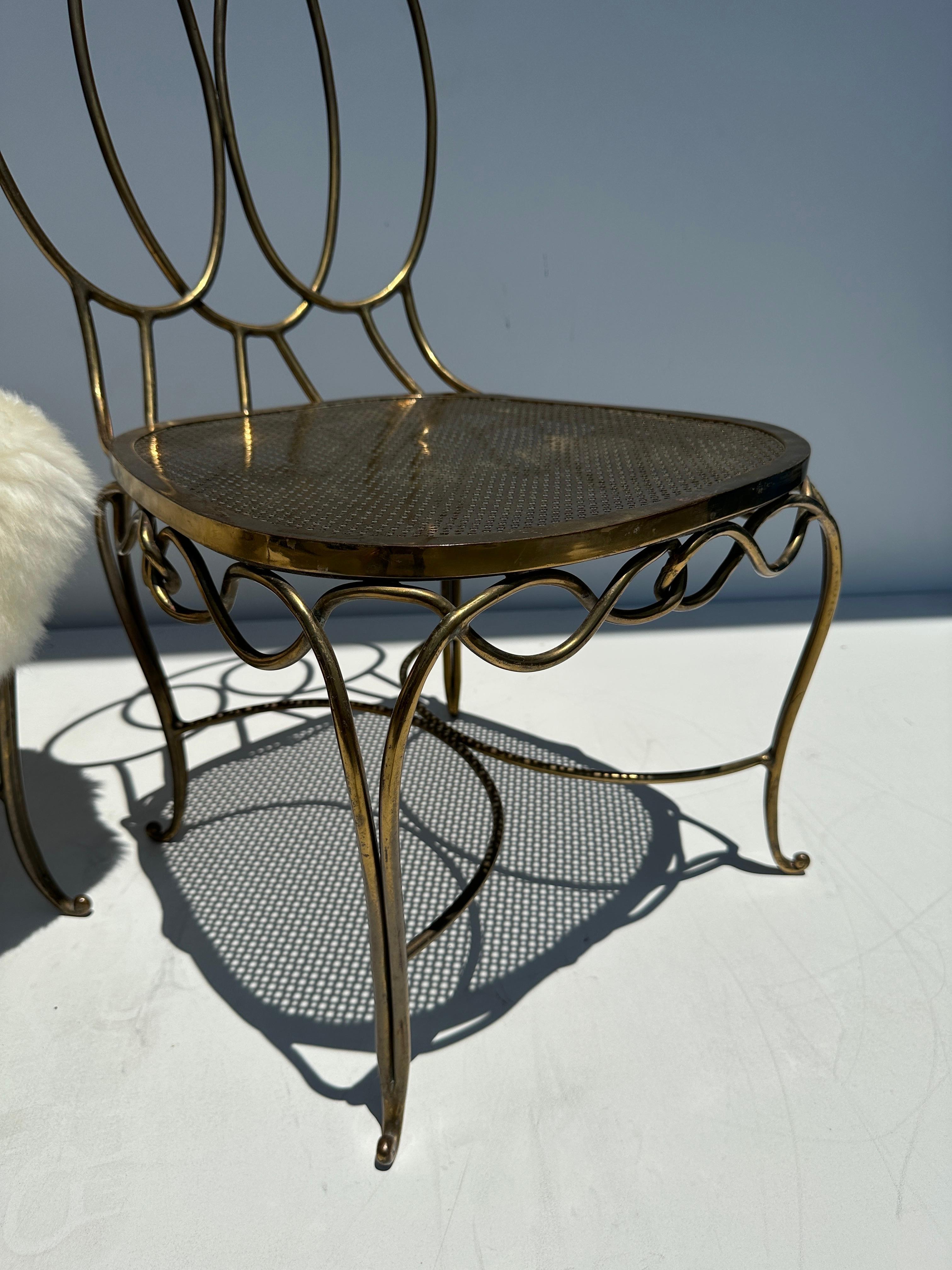 Patiné Paire de chaises basses de salon françaises en bronze en vente