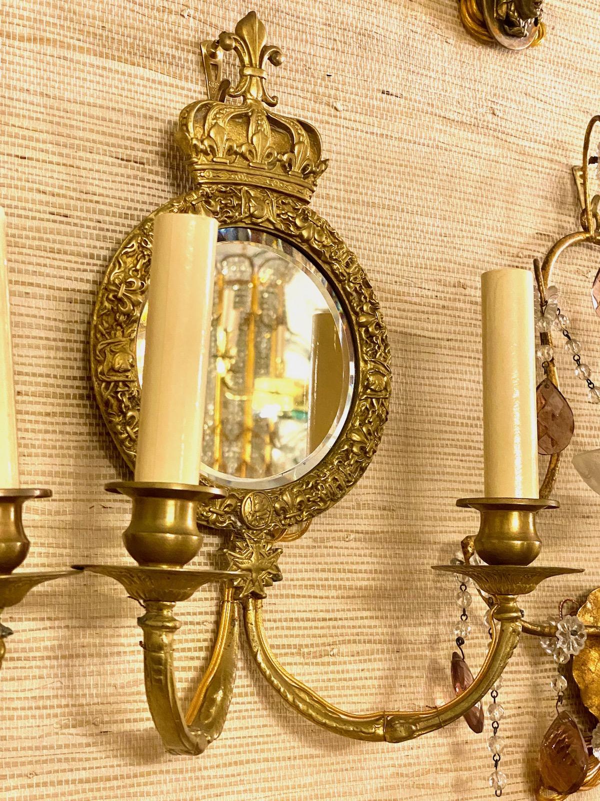 Doré Paire d'appliques françaises en bronze à dos miroir en vente