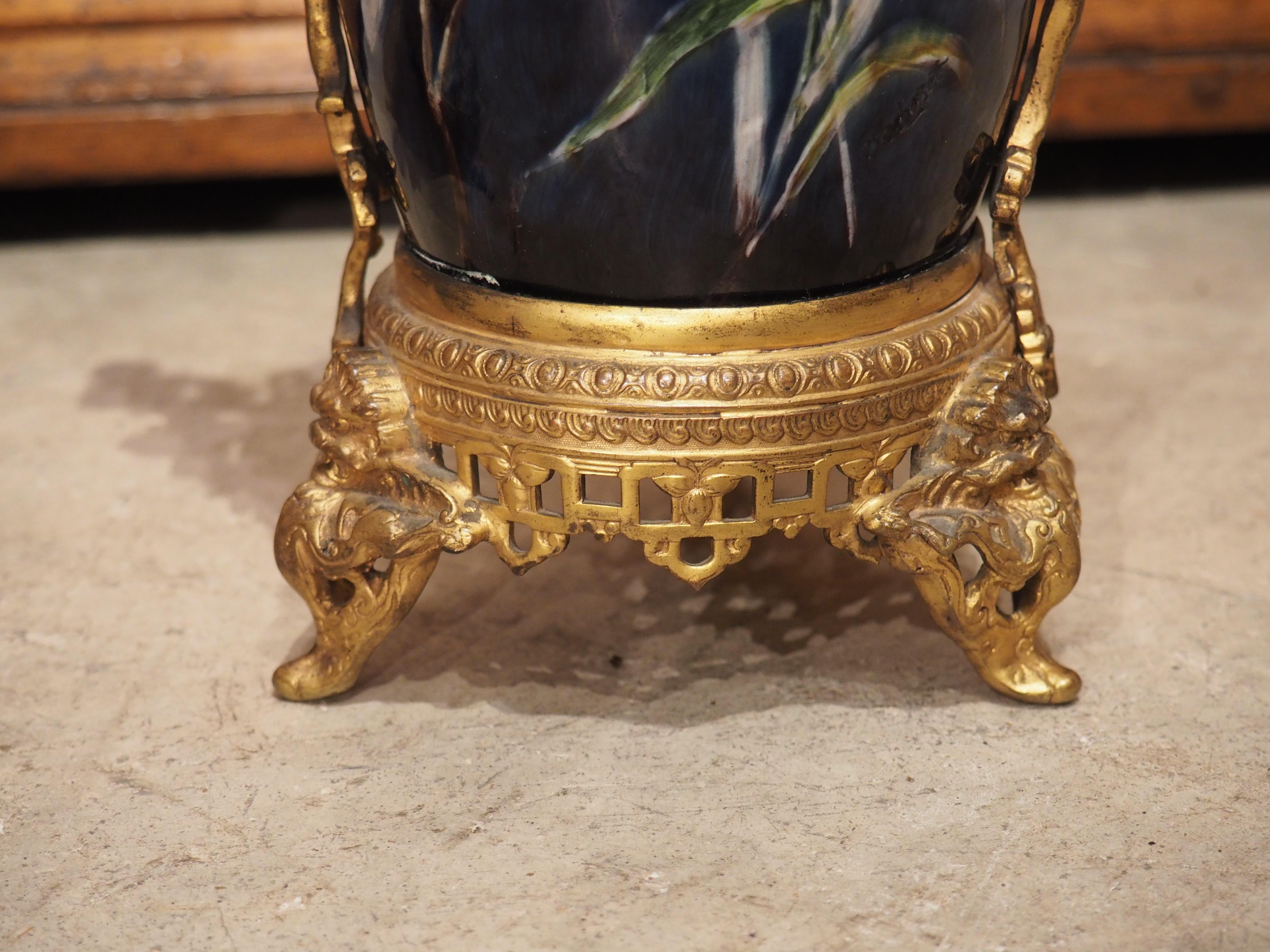 Peint à la main Paire de vases barbotine français montés sur bronze, Montigny Sur Loing, vers 1860
