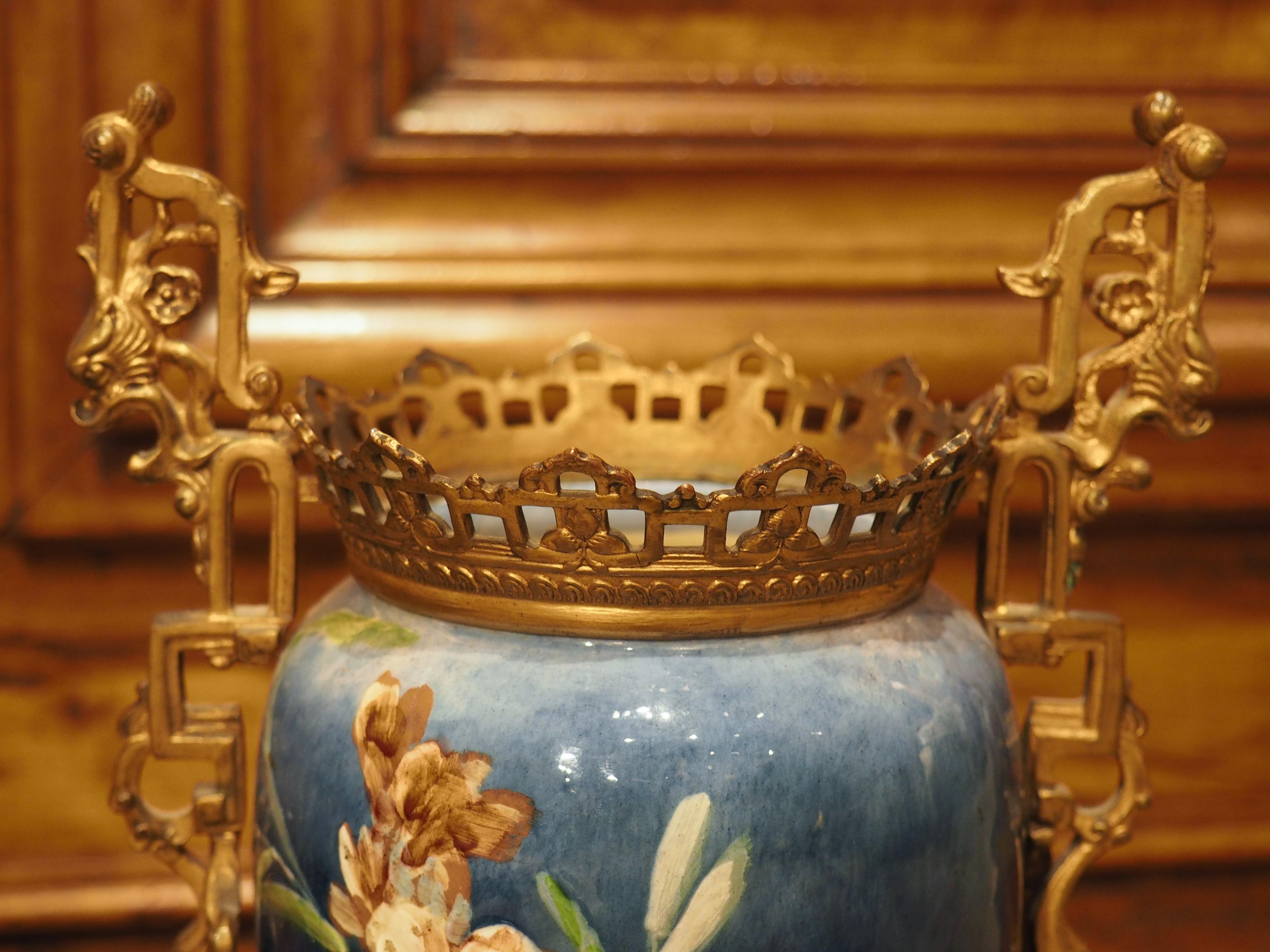 Paire de vases barbotine français montés sur bronze, Montigny Sur Loing, vers 1860 Bon état à Dallas, TX