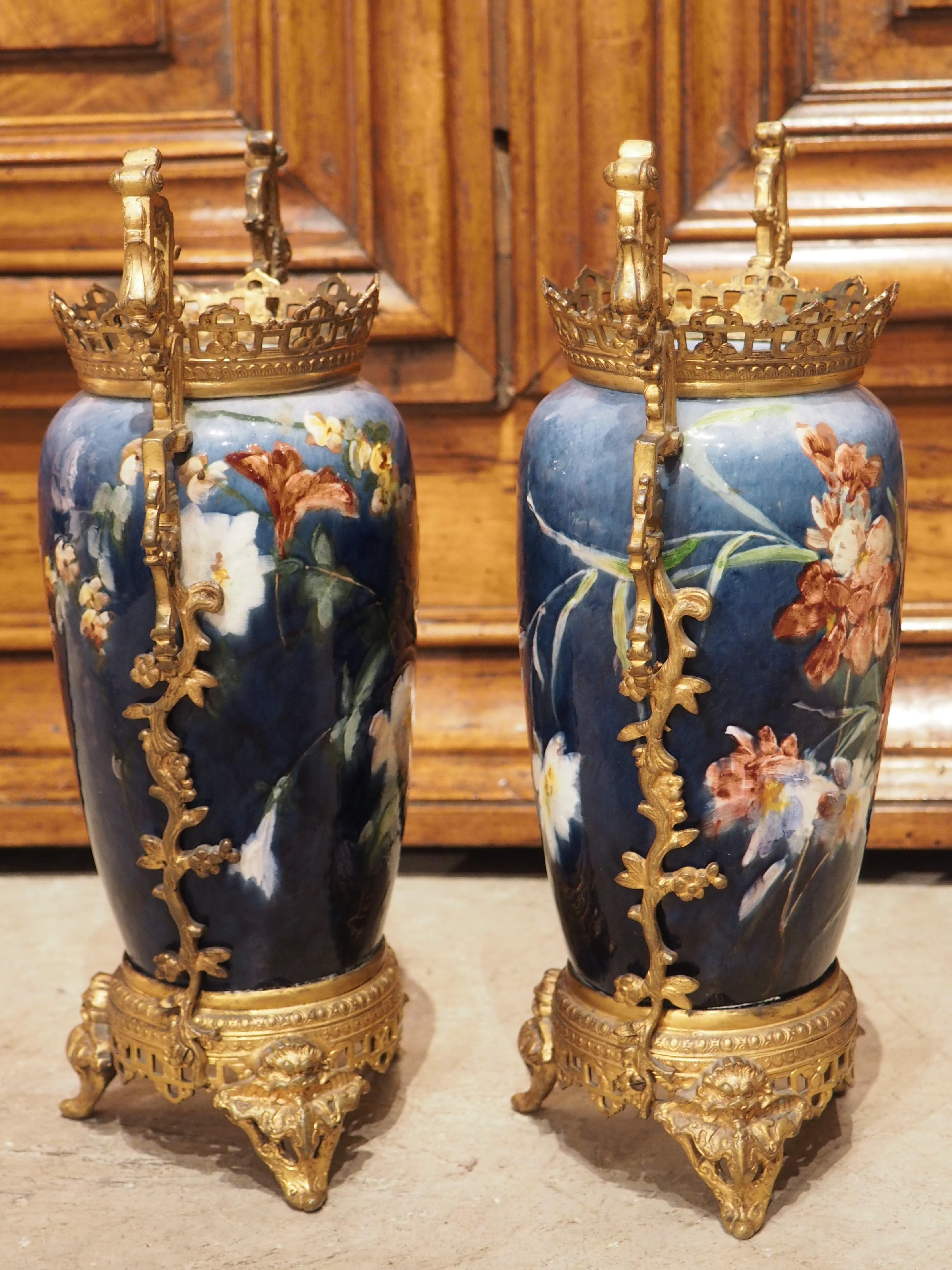 Milieu du XIXe siècle Paire de vases barbotine français montés sur bronze, Montigny Sur Loing, vers 1860
