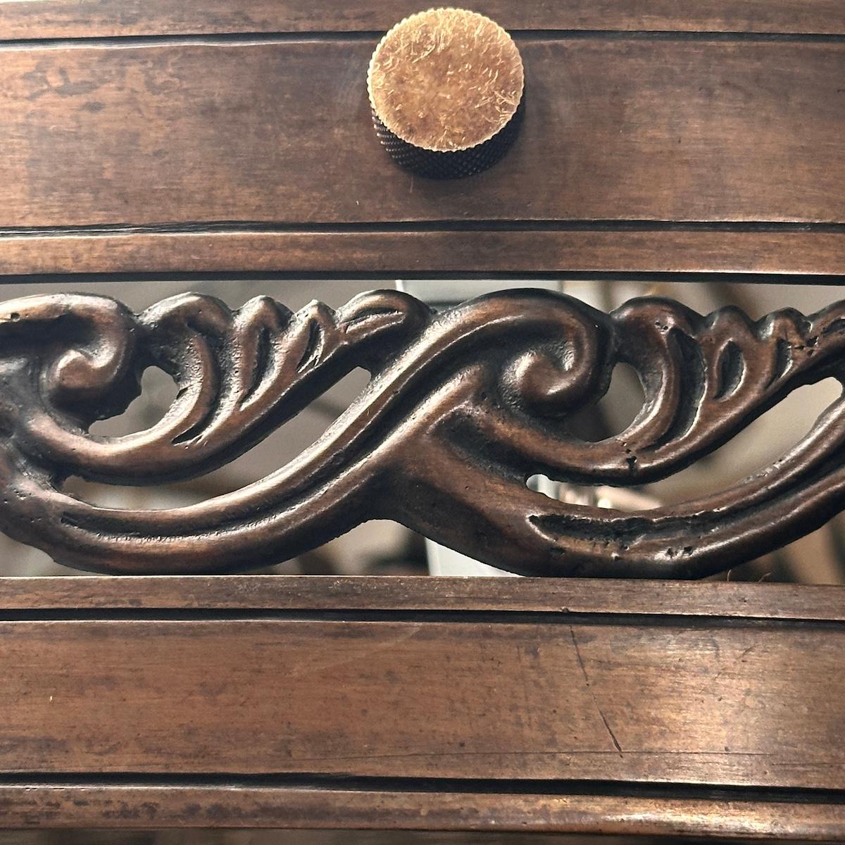 Coppia di lampade neoclassiche in bronzo francese, vendute singolarmente In condizioni buone in vendita a New York, NY