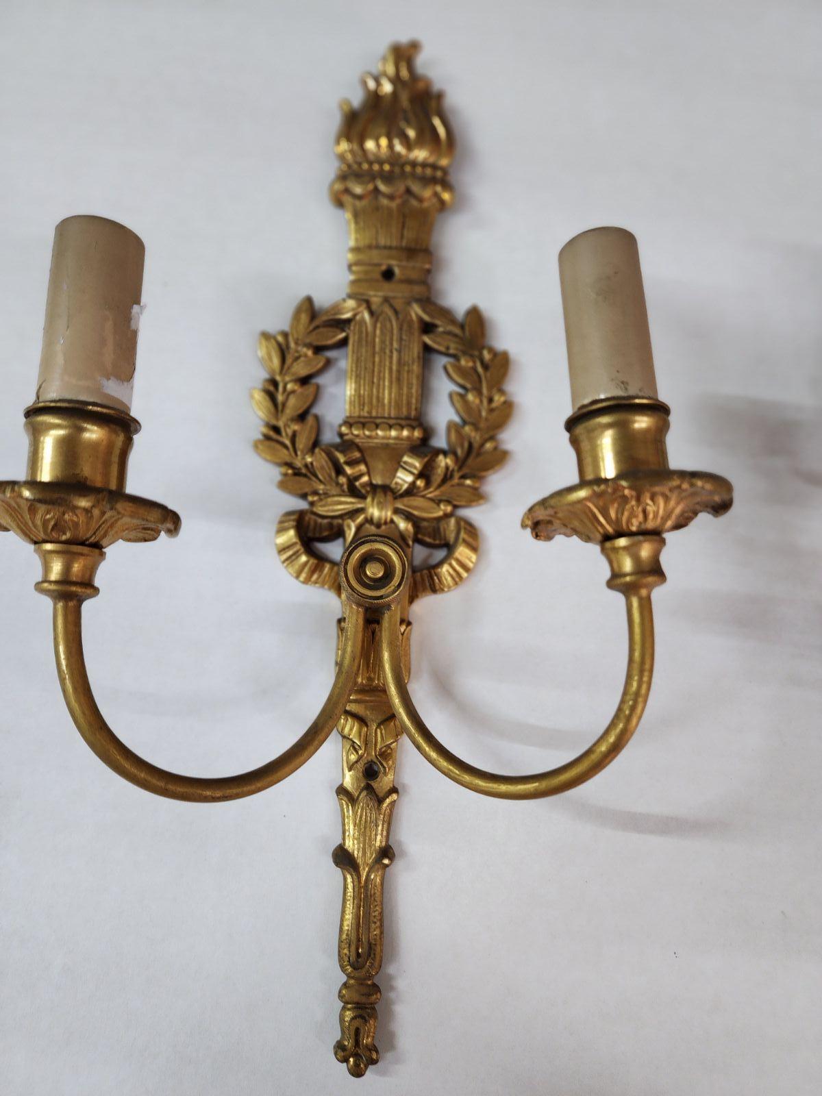 Appliques murales à deux bras en bronze français à motif de couronnes C.C. 1910.