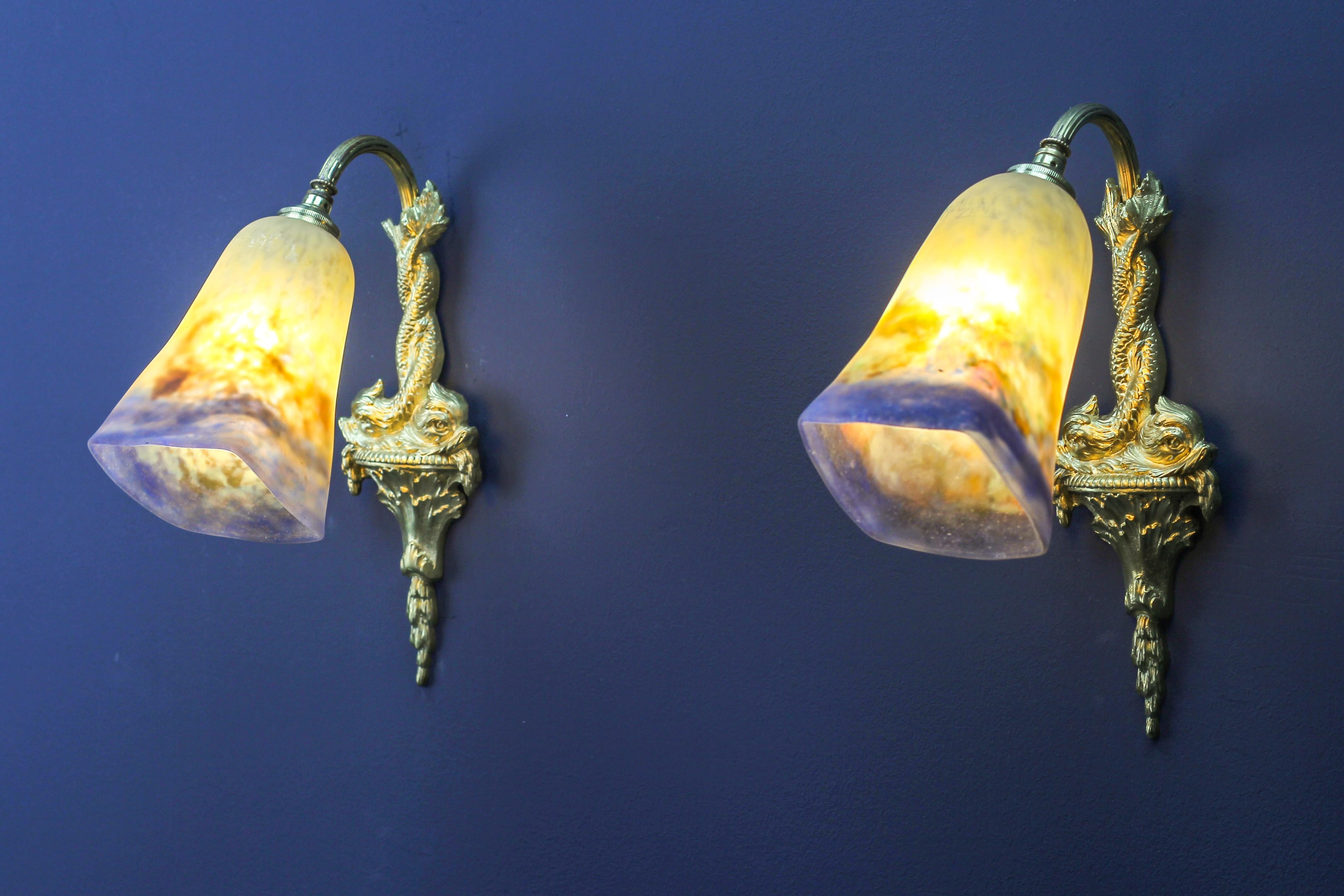 Pair of French Bronze Sconces with Dolphins and Muller Fres Luneville Glass In Good Condition For Sale In Barntrup, DE