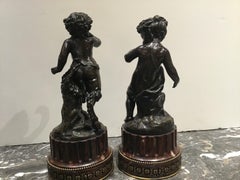Paire de sculptures françaises en bronze d'une nymphes et d'un satyre signées « Clodion »