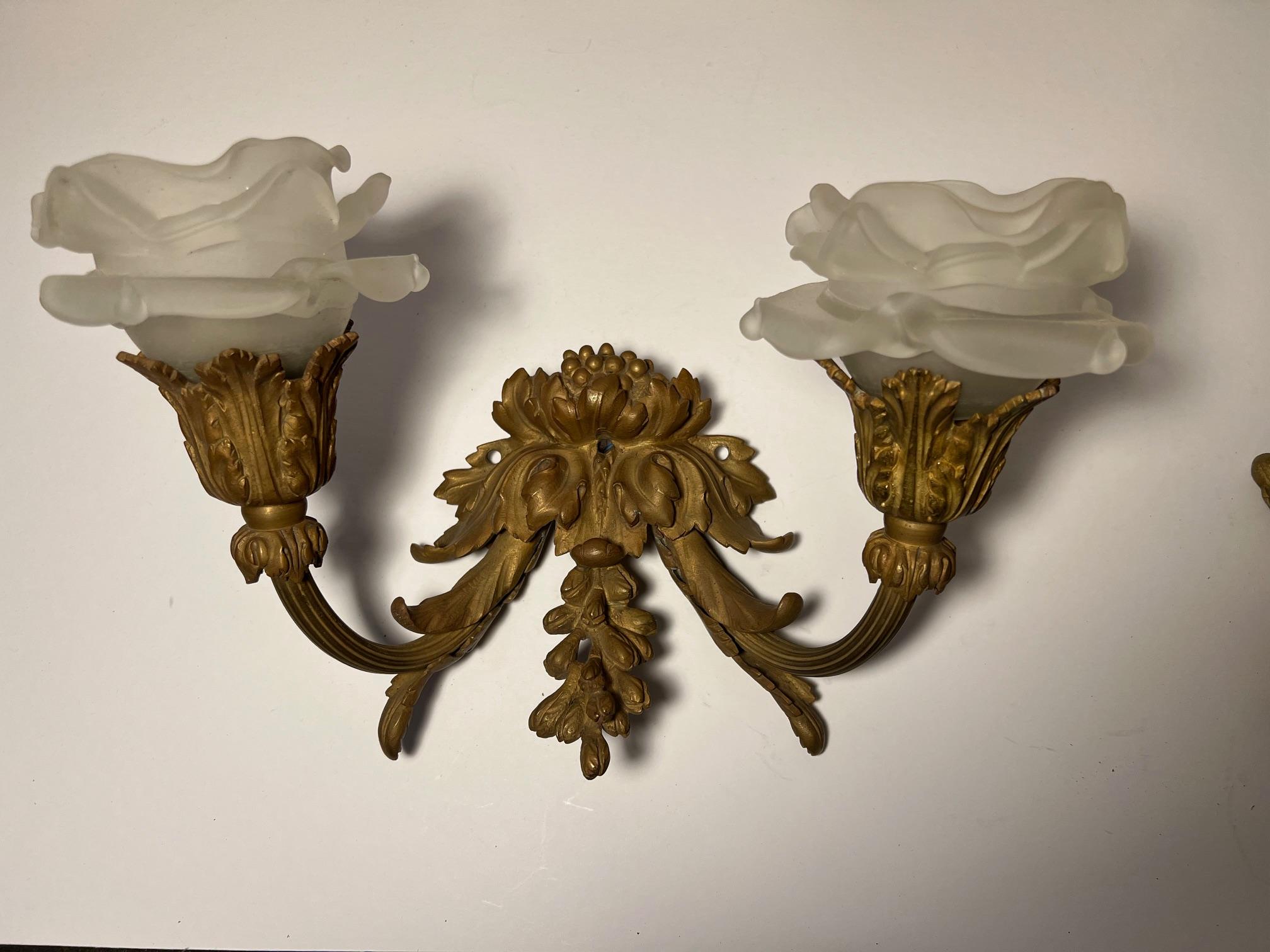 Decorative & pretty pair of French wall lights with what looks to be like original frosted petal shades.

Wiring dependant on country, this will add 10 days turn around time.