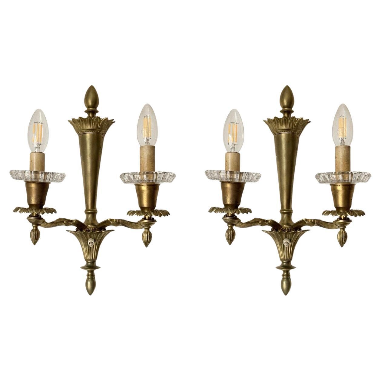 Pareja de Apliques de Bronce Franceses con Bobeches Firmados Baccarat, ca. 1940s en venta