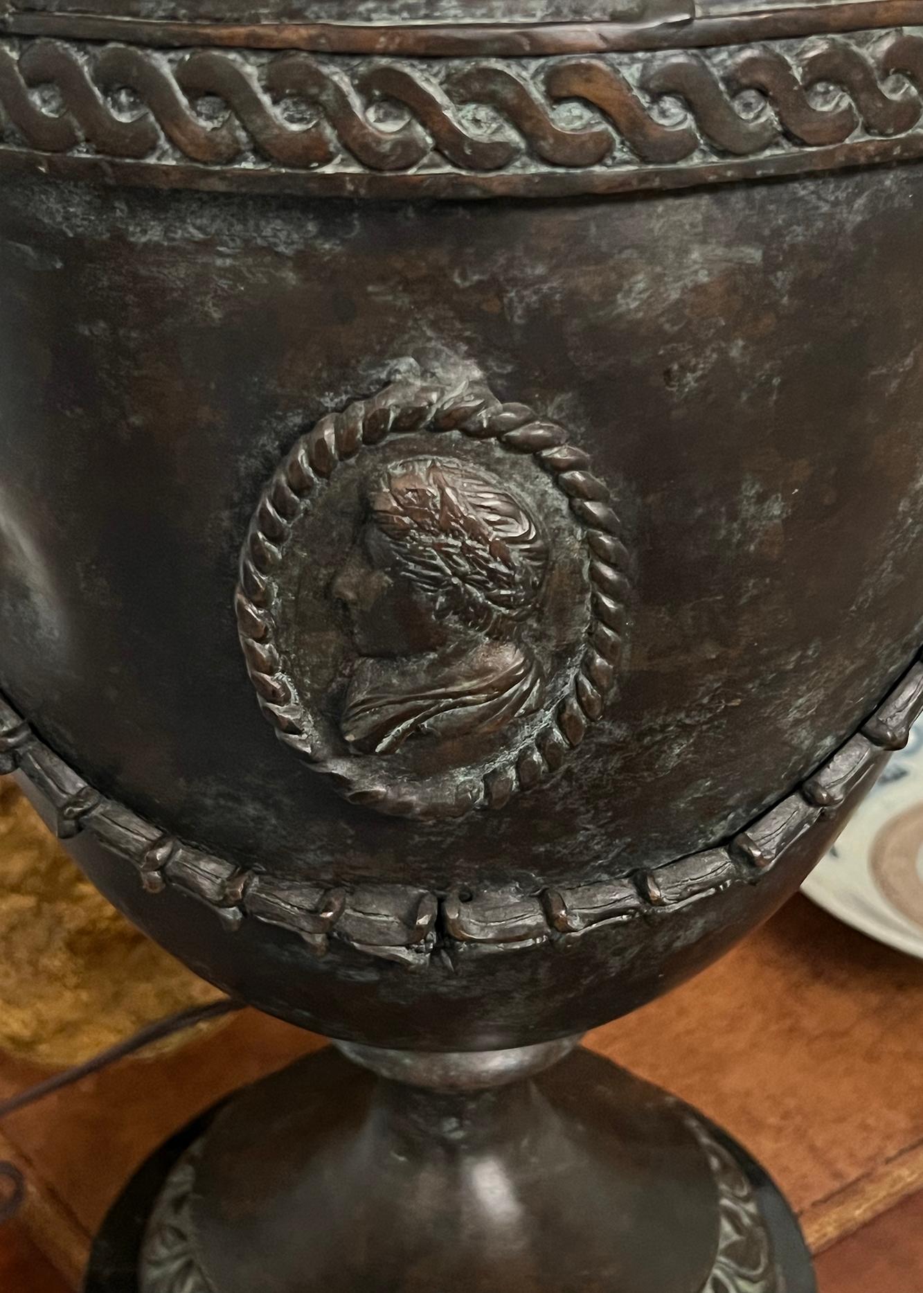 Français Paire d'urnes françaises en métal bronzé de style Louis XVI en tant que lampes en vente