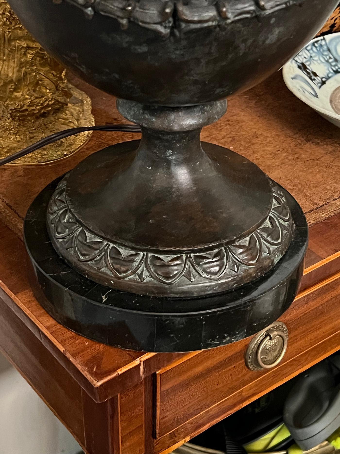Début du 20ème siècle Paire d'urnes françaises en métal bronzé de style Louis XVI en tant que lampes en vente