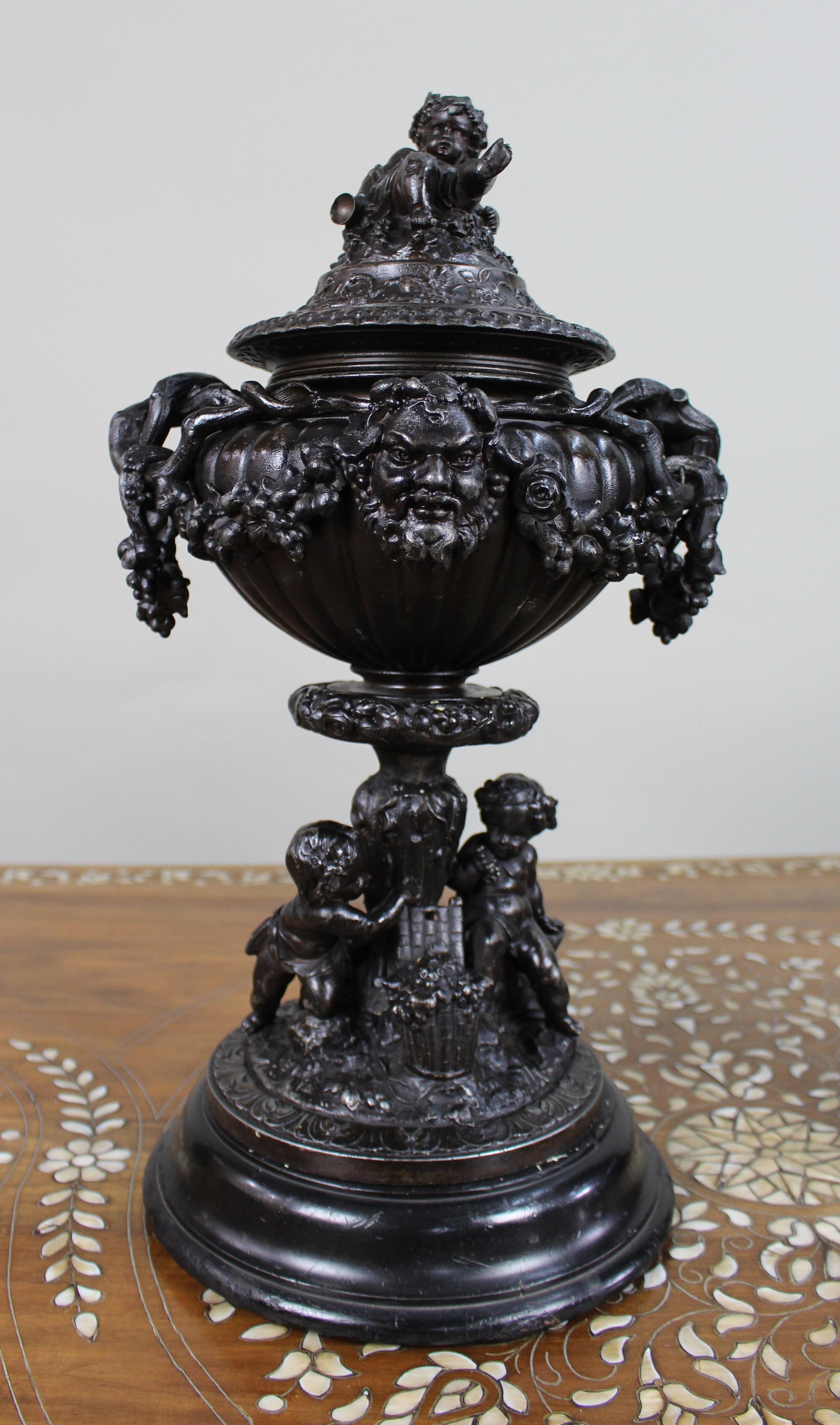 Pair of French Bronzed Spelter Urns with Bacchic Masks and Putti, Circa 1880 In Good Condition For Sale In Worcester, GB