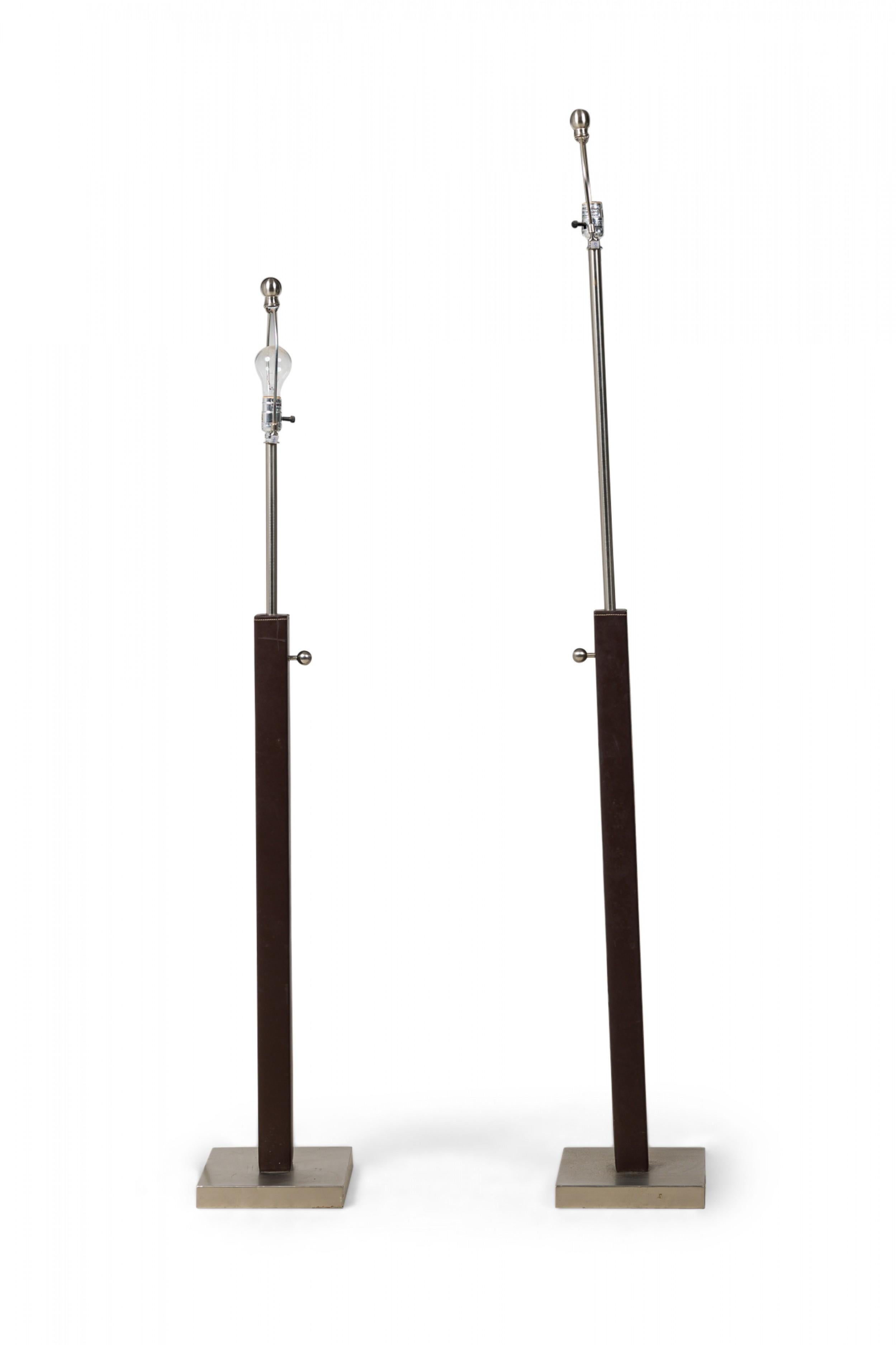 Mid-Century Modern Paire de lampadaires français en cuir cousu marron (manner de Jacques Adnet) en vente