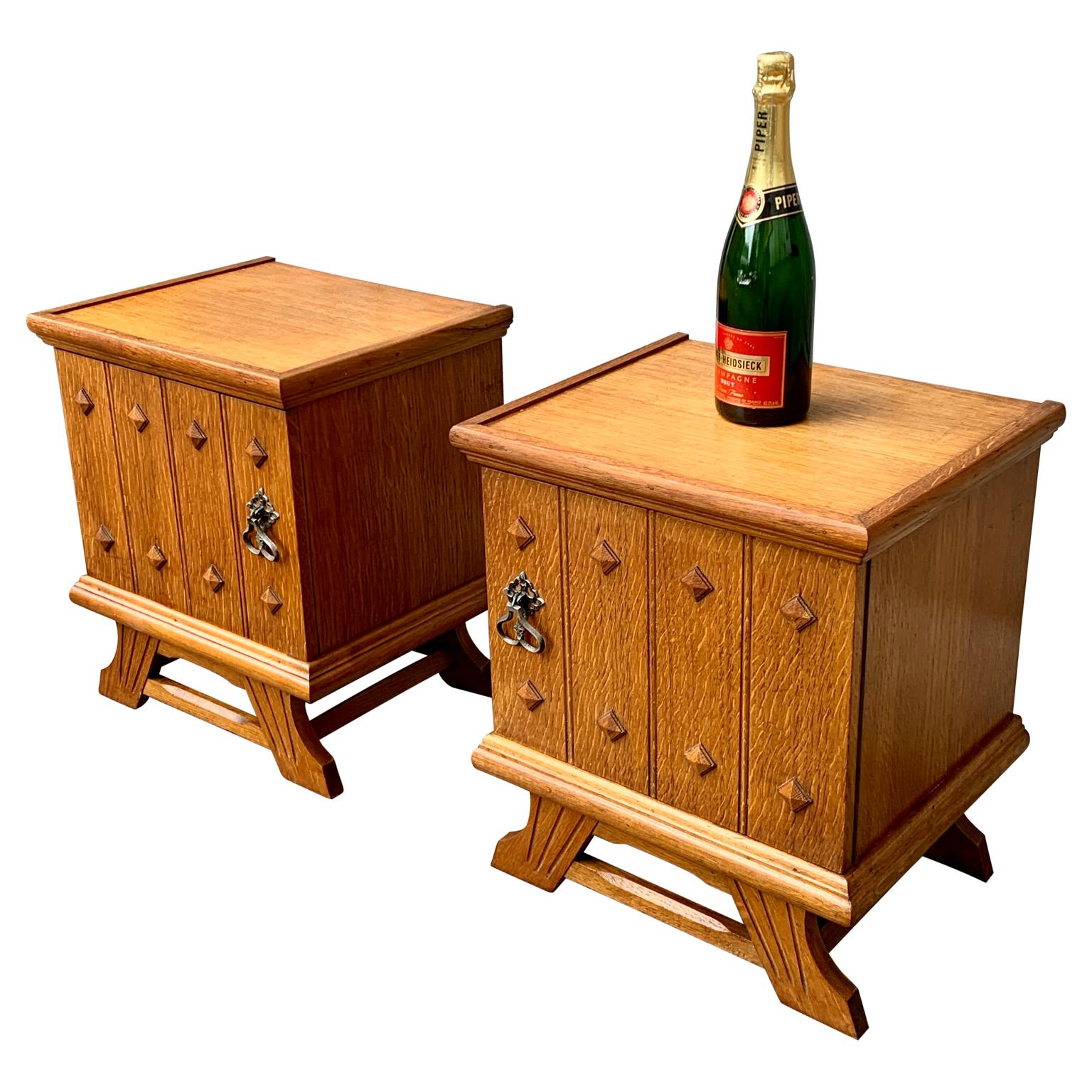 A charming pair of French Brutalist nightstands or small night tables in oak wood with original hardware from the middle of the 20th Century.
This mid-century set is an honest pair, meaning that the set has left and right facing doors towards the