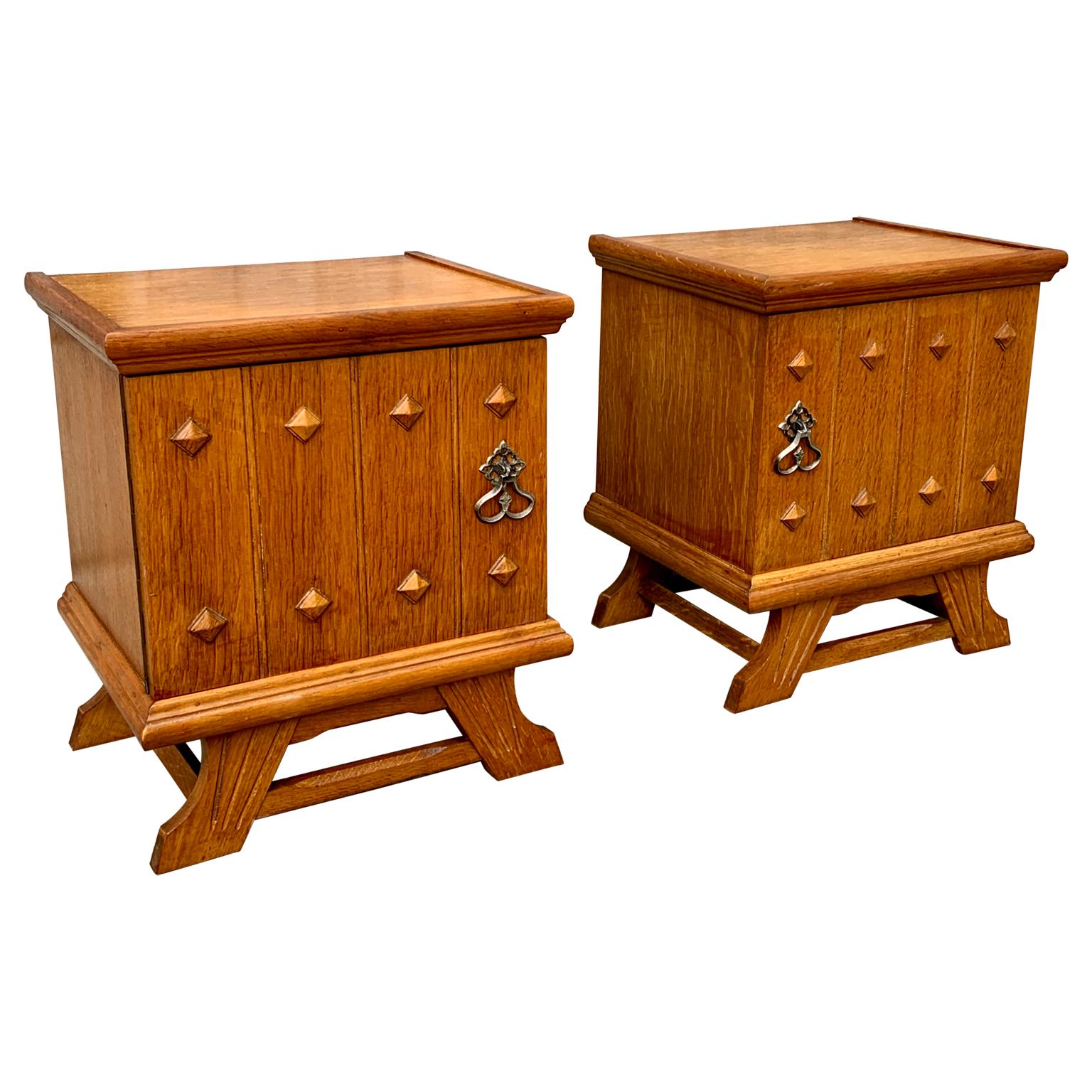 Hand-Crafted Pair of French Brutalist Nightstands in Oak For Sale