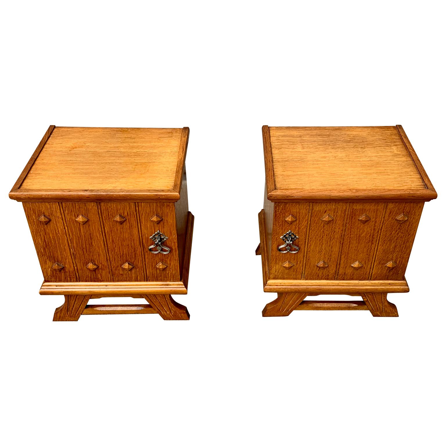 20th Century Pair of French Brutalist Nightstands in Oak For Sale