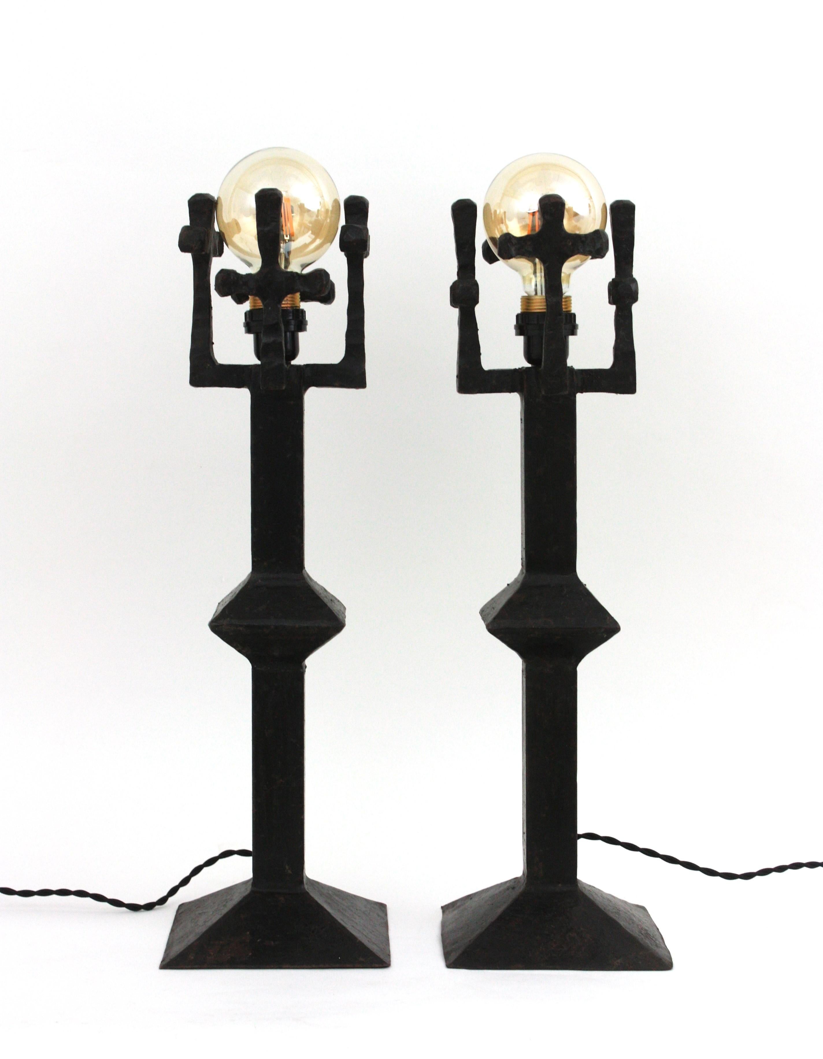 Hand-Crafted Pair of French Brutalist Table Lamps in Wrought Iron For Sale