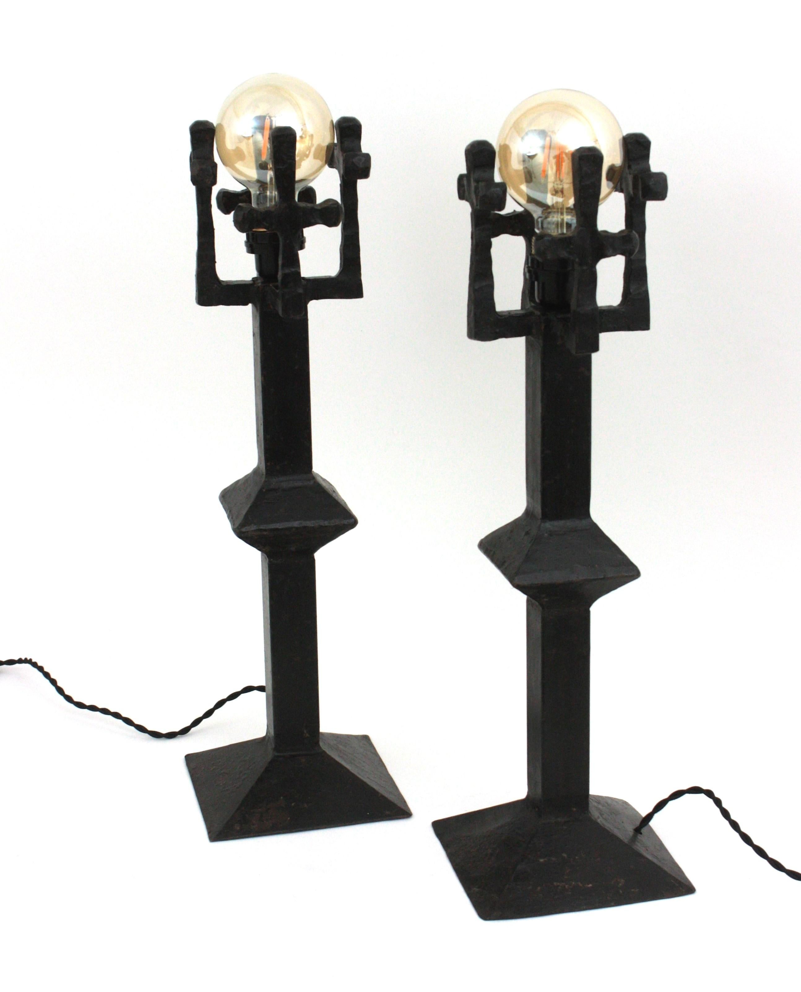 20ième siècle Paire de lampes de table brutalistes françaises en fer forgé en vente