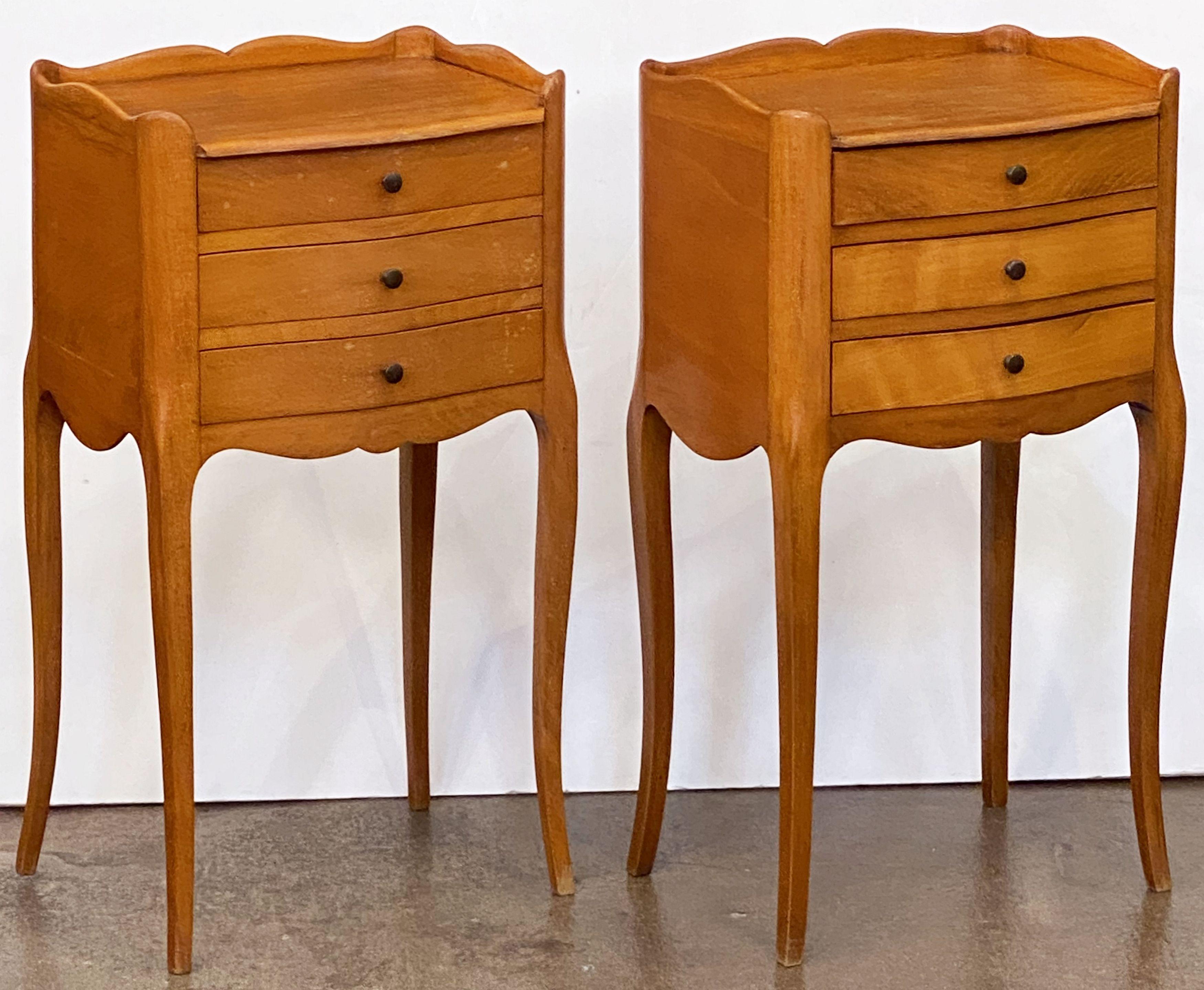 Pair of French Cabriole Leg Nightstands or Bedside Tables In Good Condition For Sale In Austin, TX