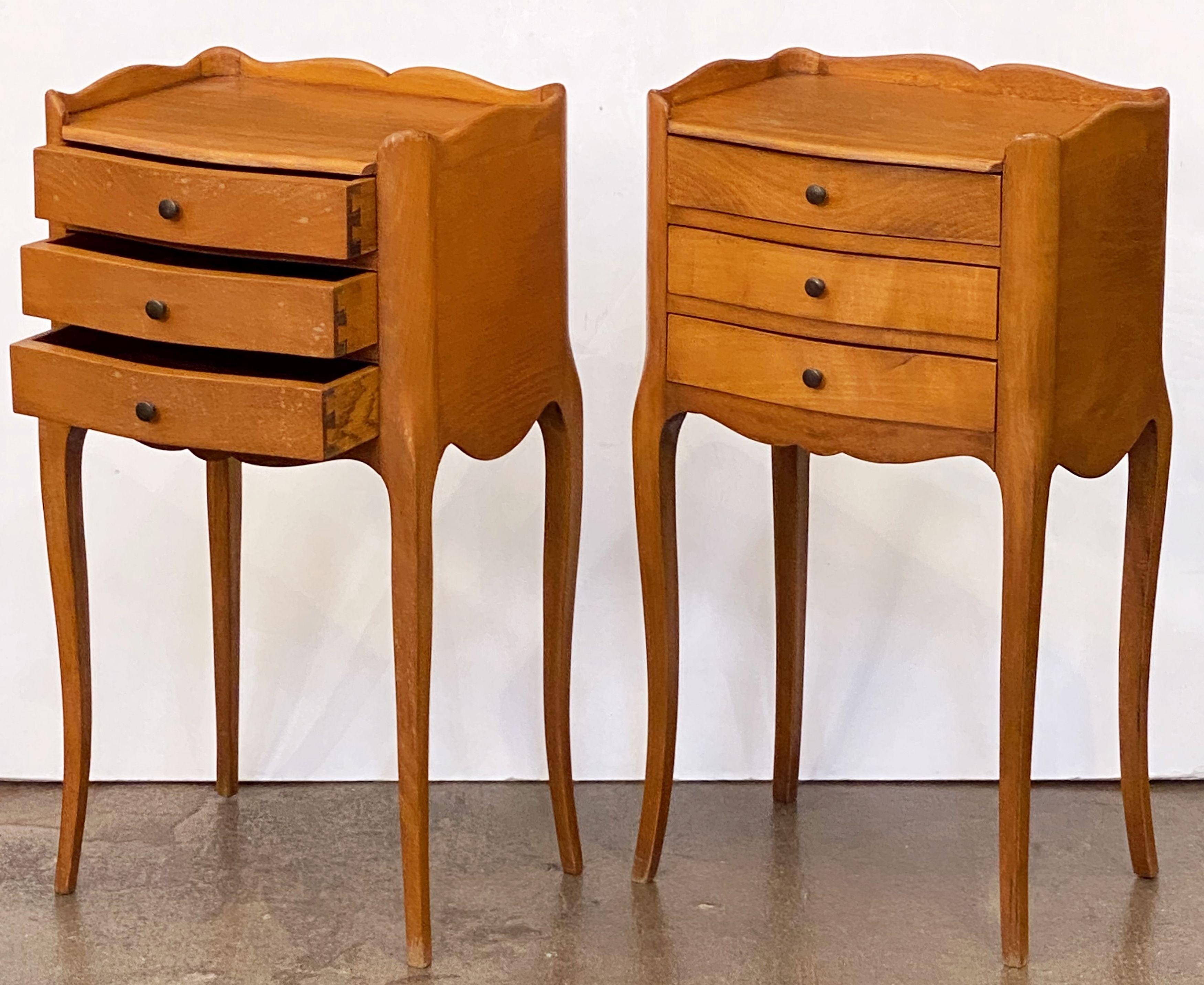 20th Century Pair of French Cabriole Leg Nightstands or Bedside Tables For Sale