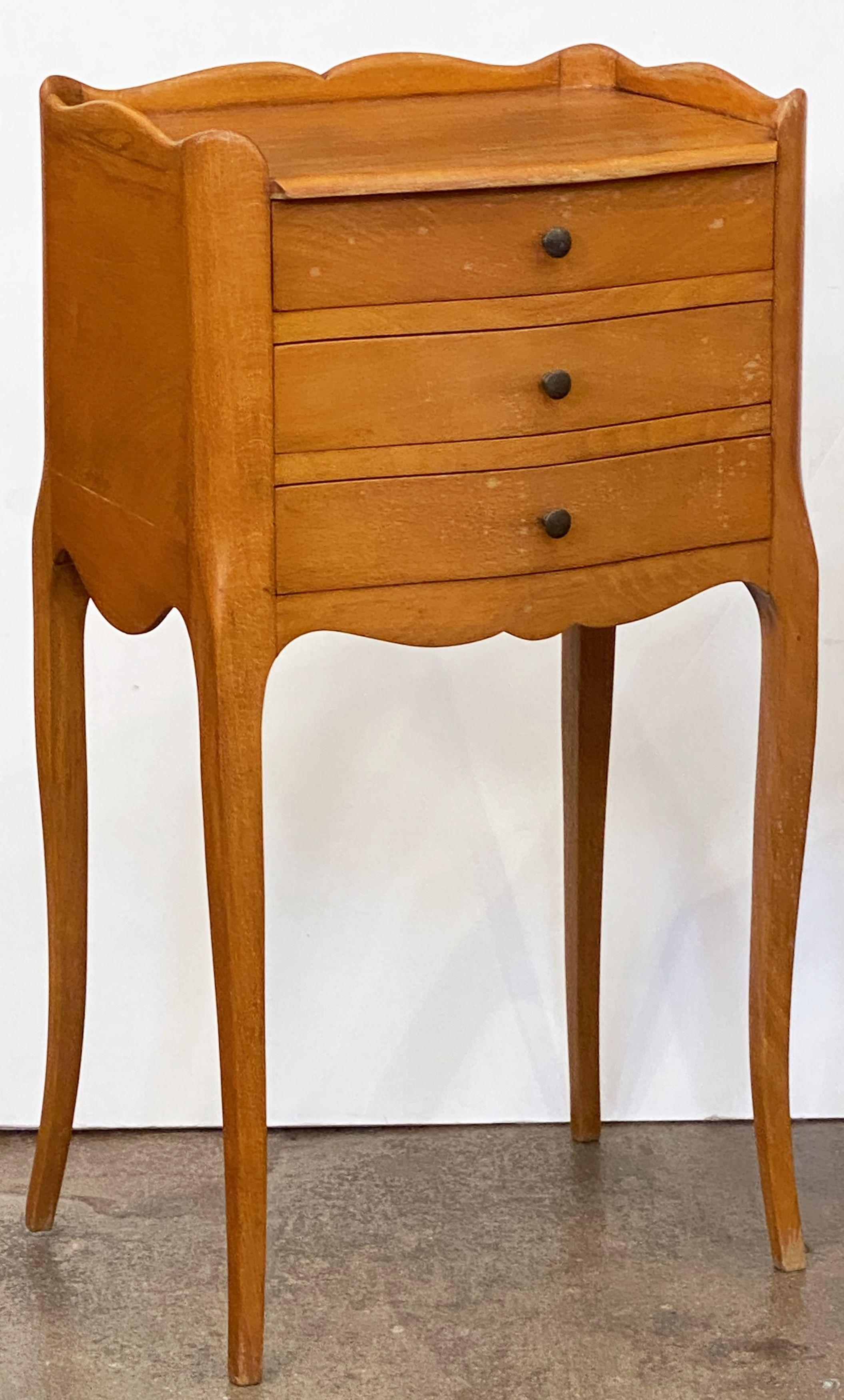 Pair of French Cabriole Leg Nightstands or Bedside Tables For Sale 3