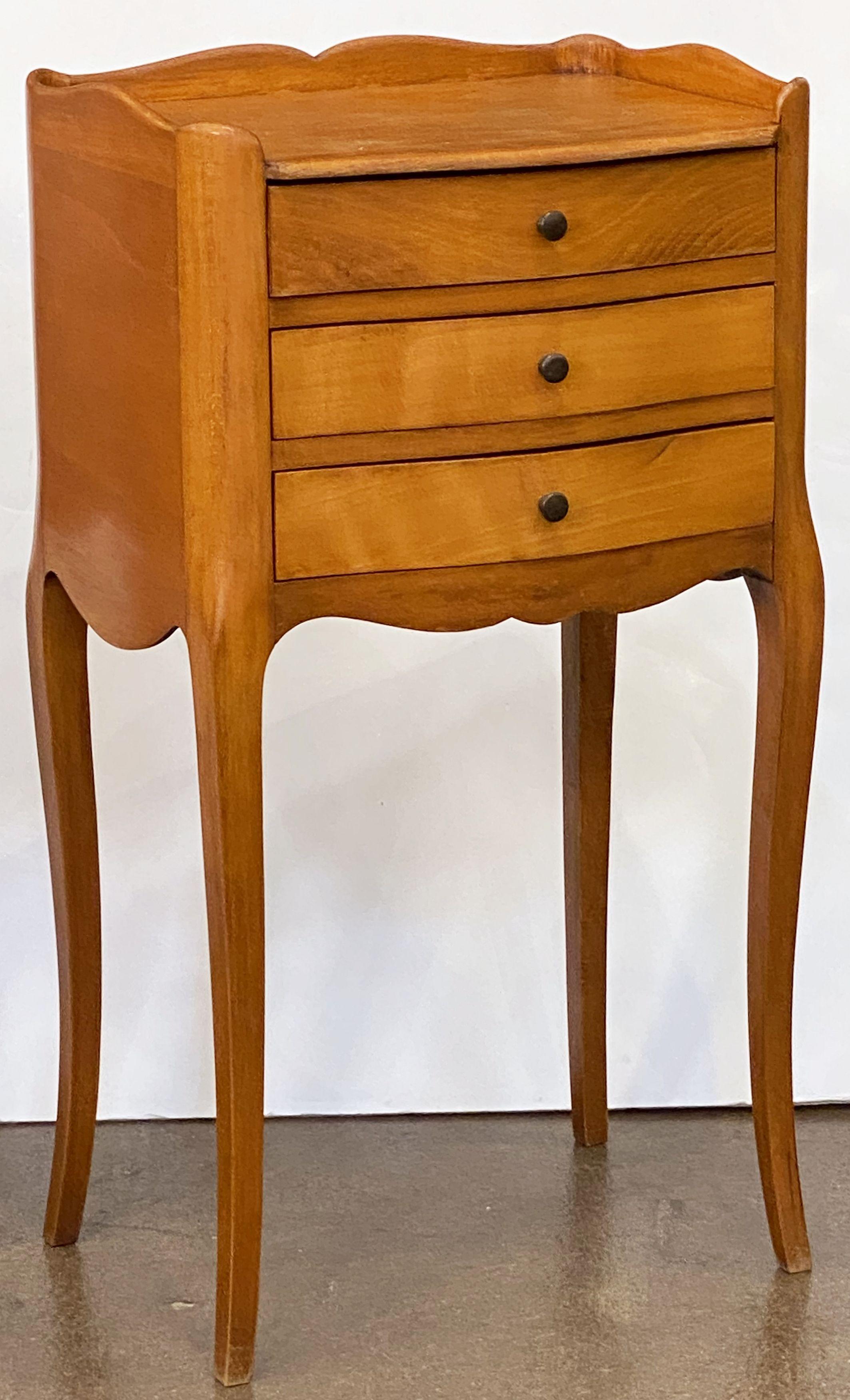 Pair of French Cabriole Leg Nightstands or Bedside Tables For Sale 4