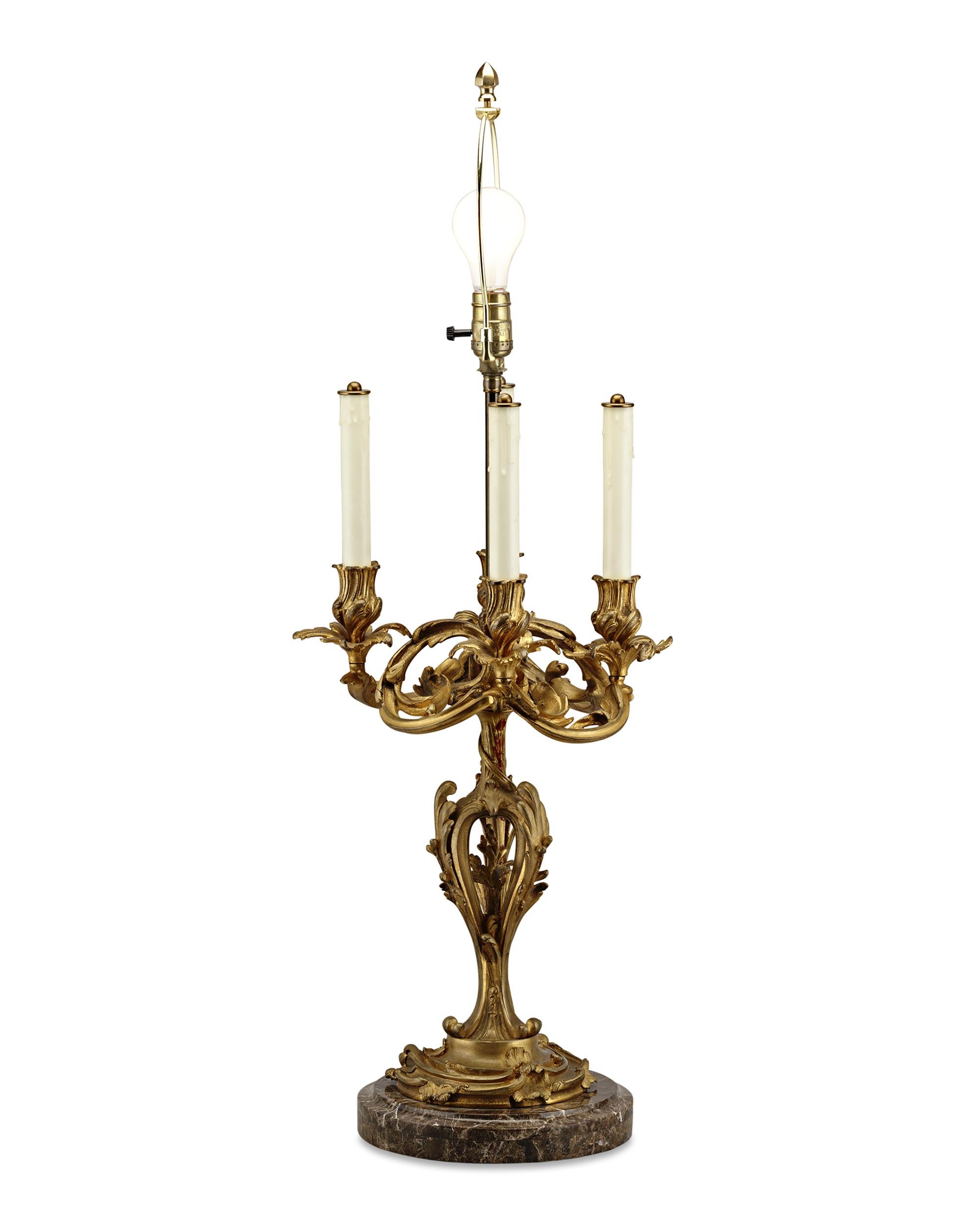 Coppia di lampade francesi a forma di candelabro In condizioni ottime in vendita a New Orleans, LA