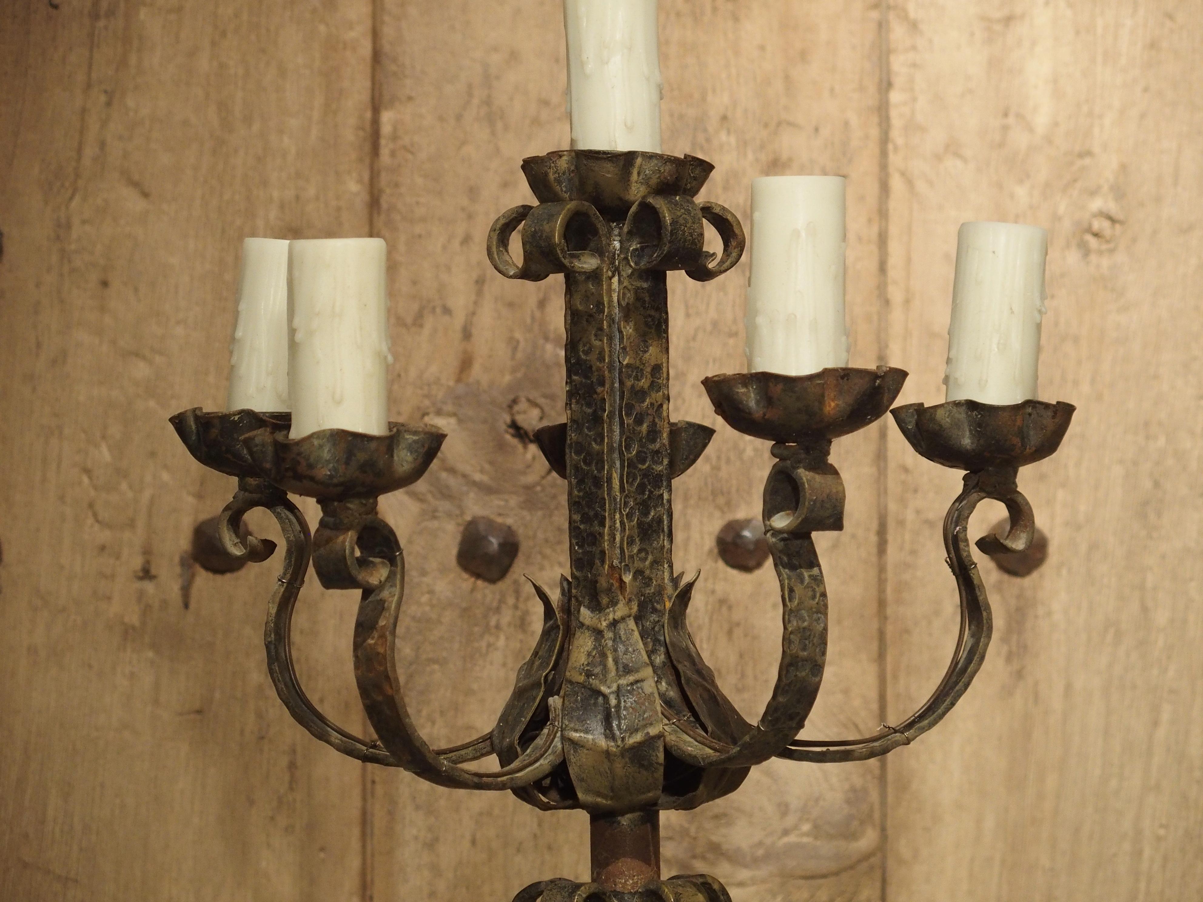 Bois Paire de lampes candélabres françaises en fer forgé à la main et éléments anciens en vente