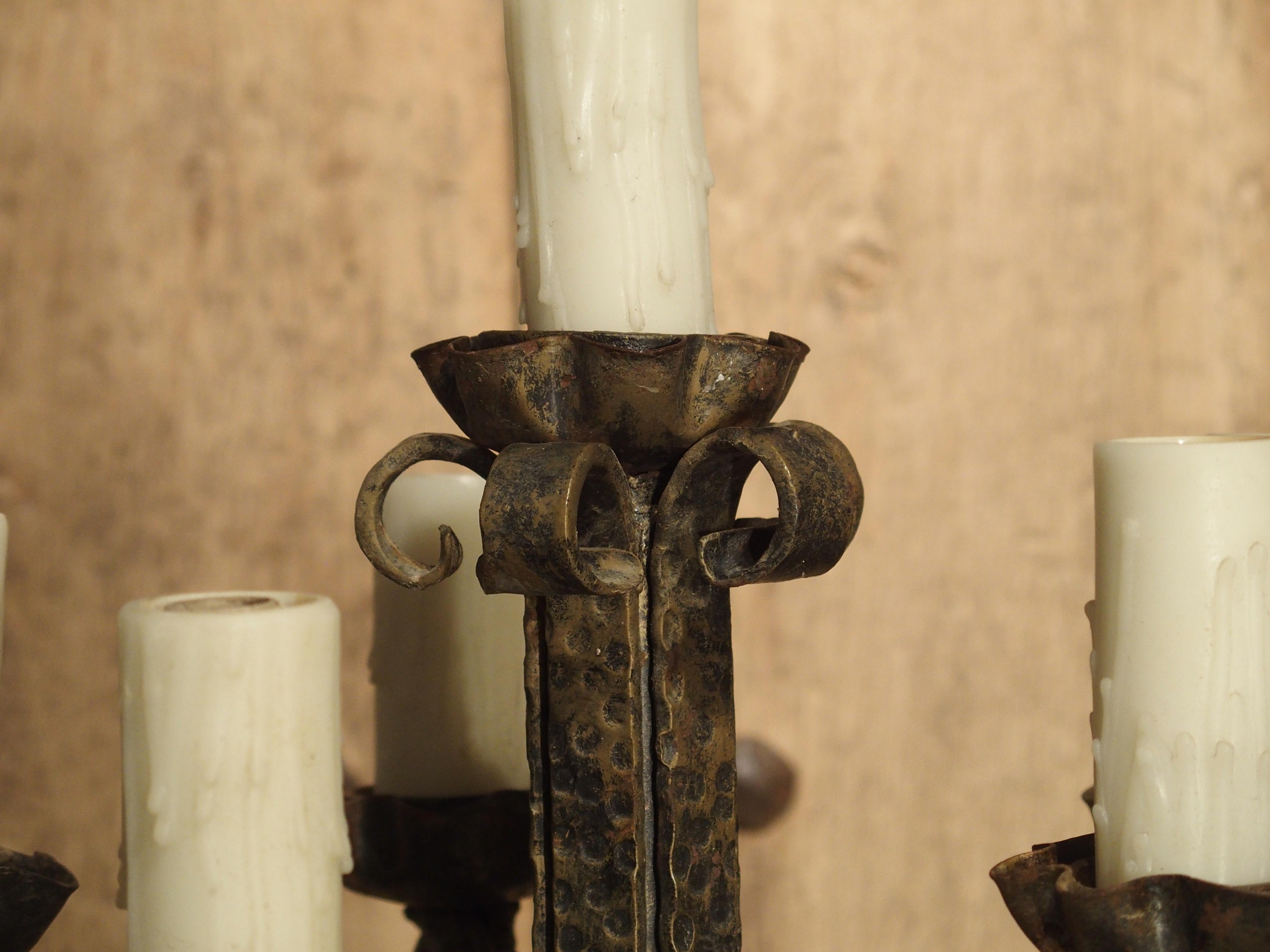 Paire de lampes candélabres françaises en fer forgé à la main et éléments anciens en vente 1