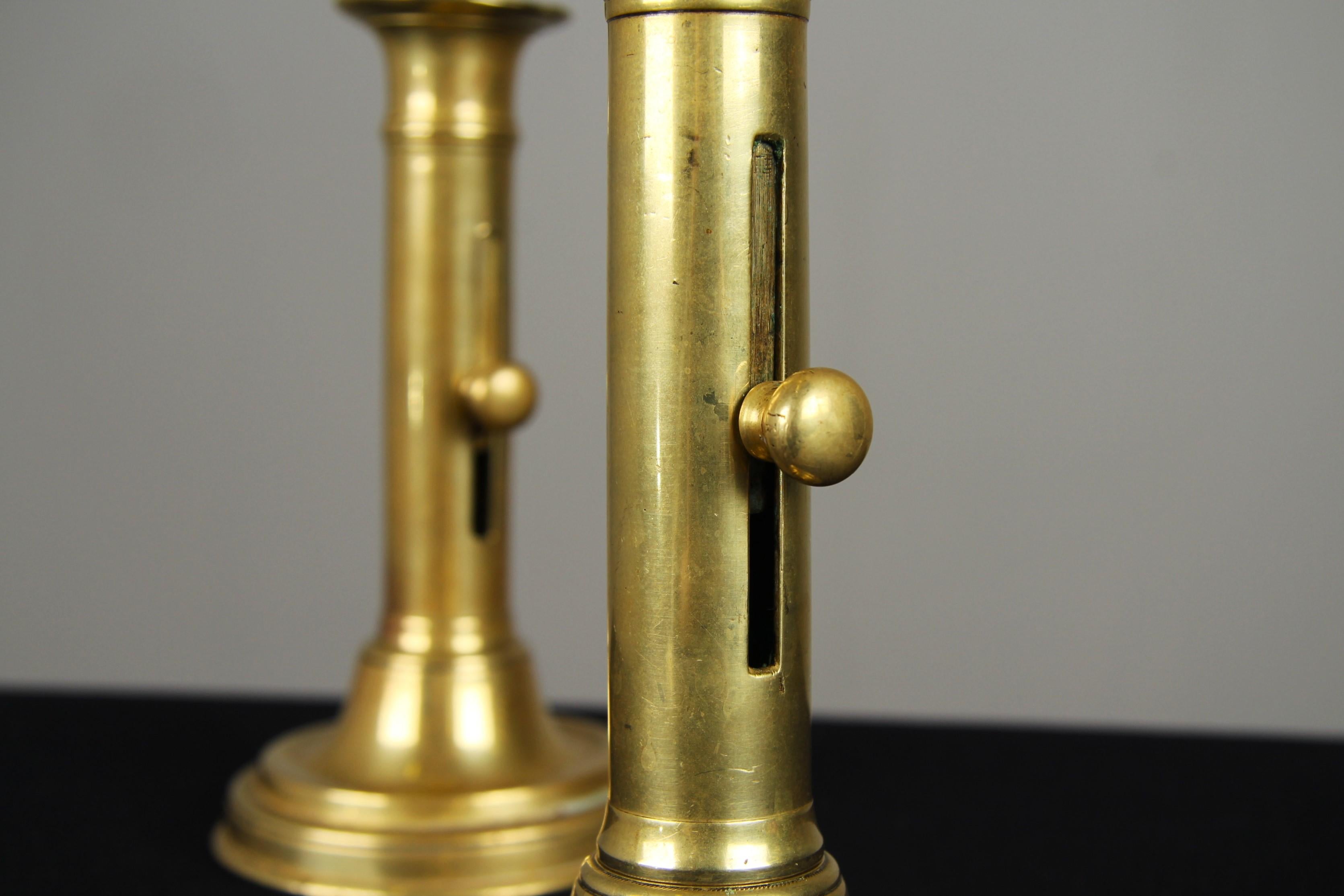 Ottima coppia di candelieri in ottone con intarsio regolabile.
Francia, XX secolo.