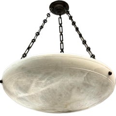 Coppia di apparecchi francesi in alabastro intagliato.  Venduto singolarmente.