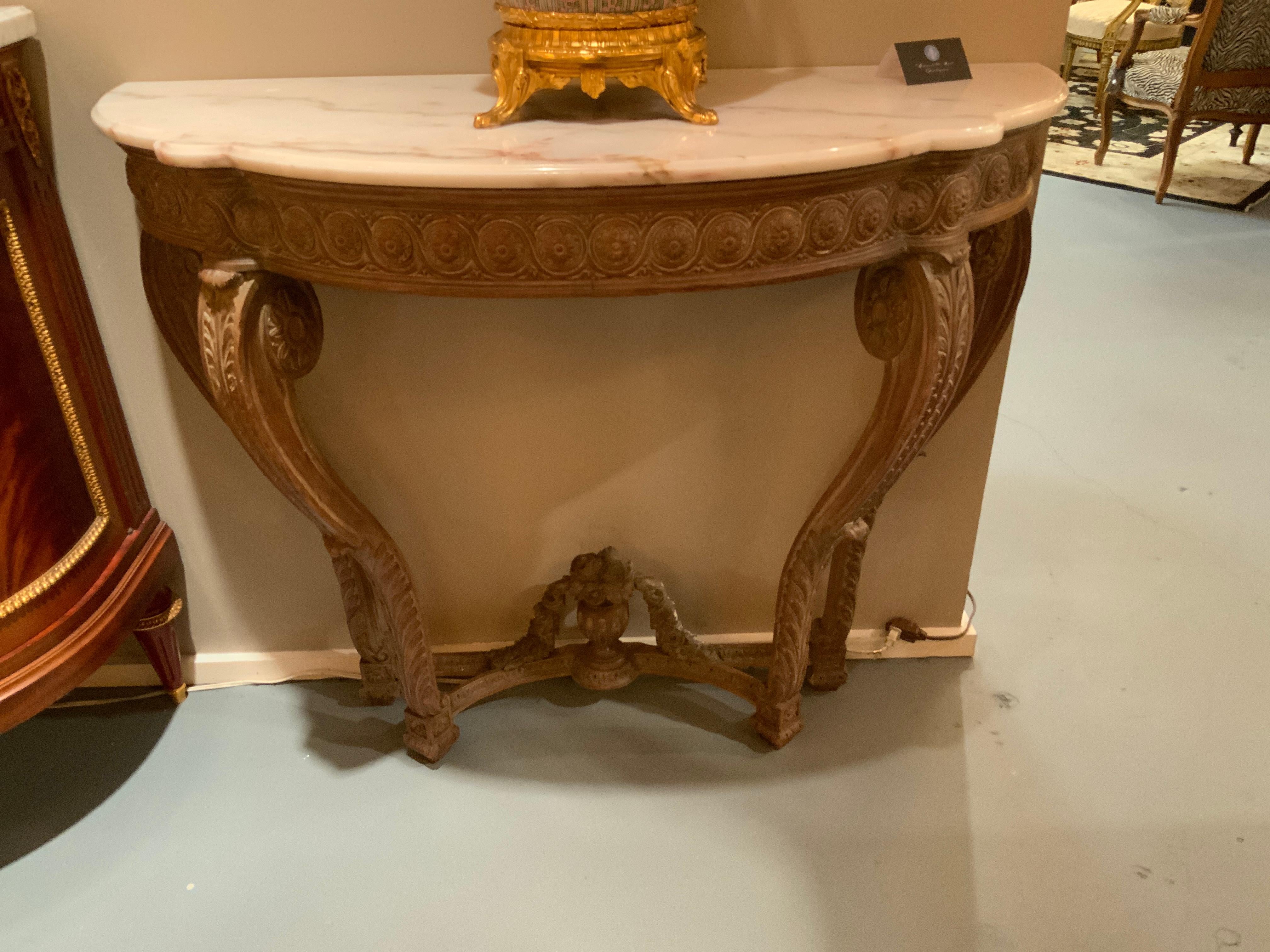 Zwei französische geschnitzte Konsolentische in Demi-Lune-Form mit weißen Marmorplatten im Angebot 2