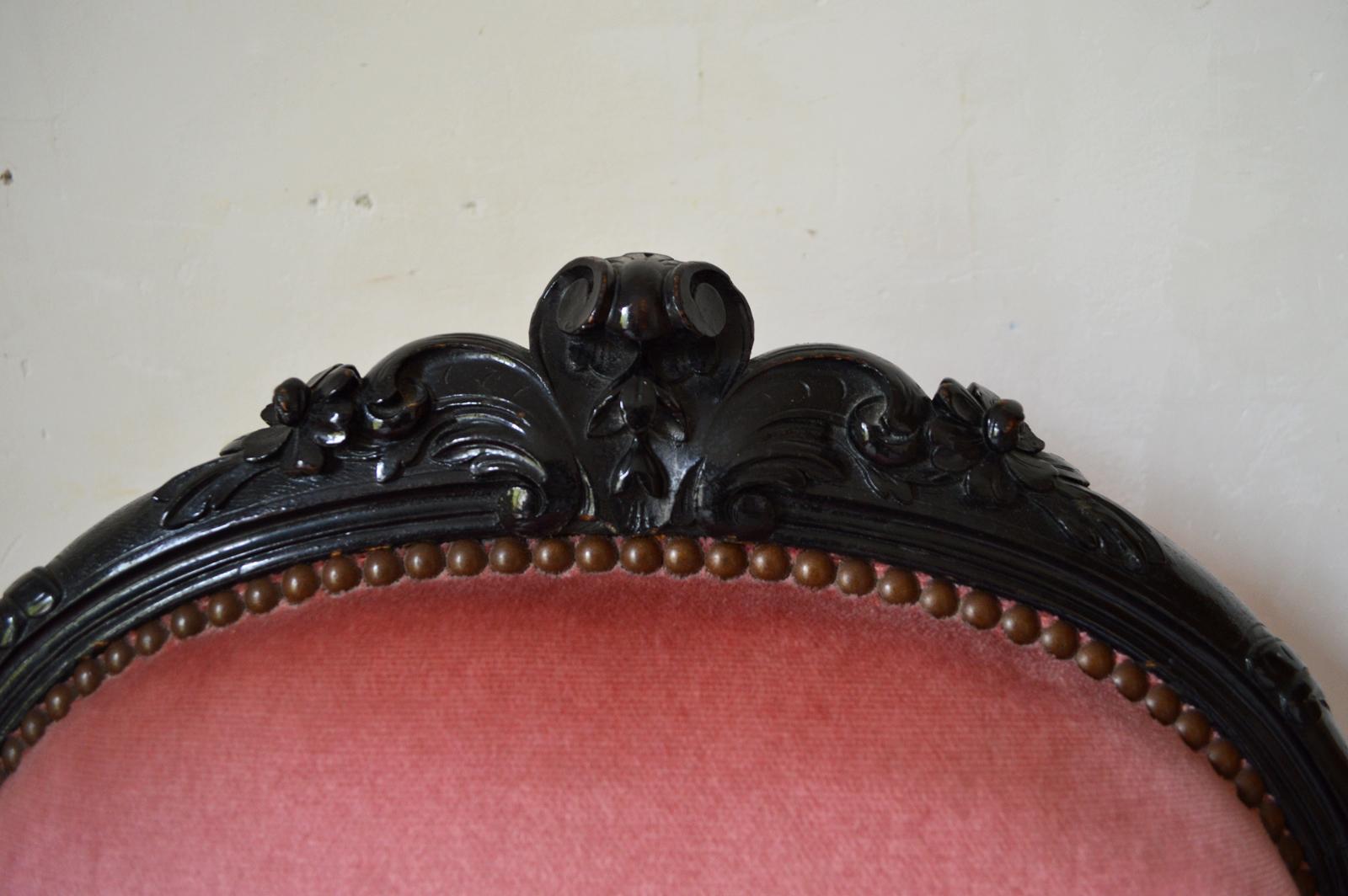 Pair of chairs in ebonized wood.

Carved wood with flowers.

France, circa 1880.

In good condition.