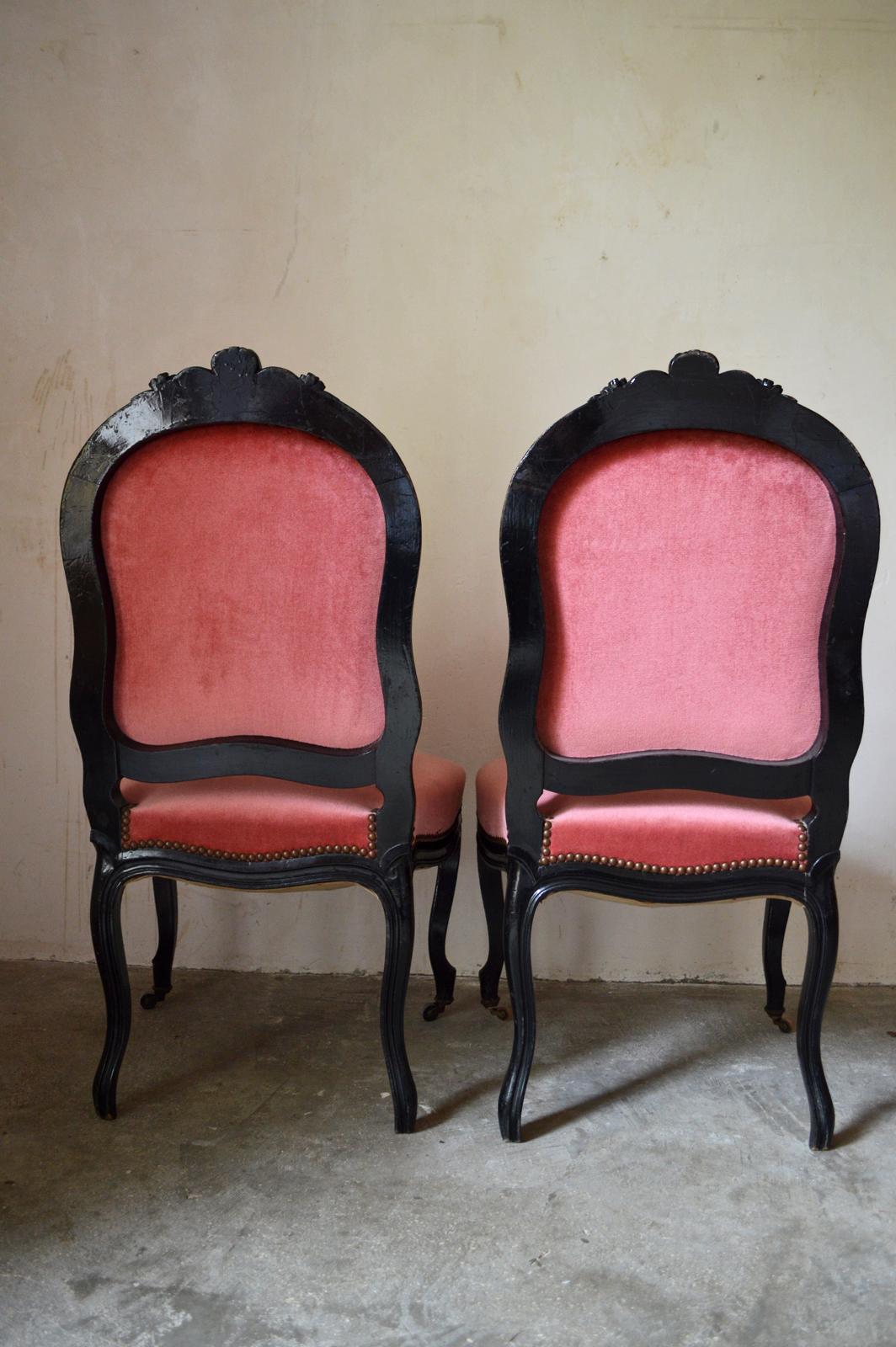 Late 19th Century Pair of French Carved Ebonized Napoléon III Chairs, 1880s For Sale