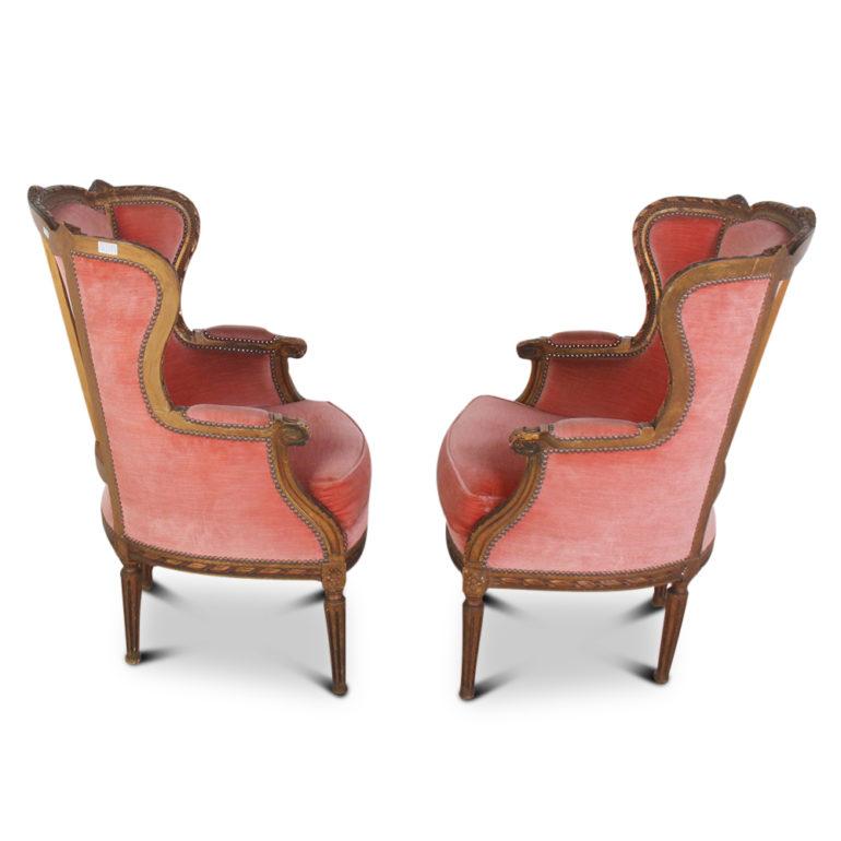 Pair of French Carved Gilt Wingback Chairs In Good Condition In Vancouver, British Columbia