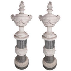 Paire d'urnes françaises en marbre sculpté de style néoclassique