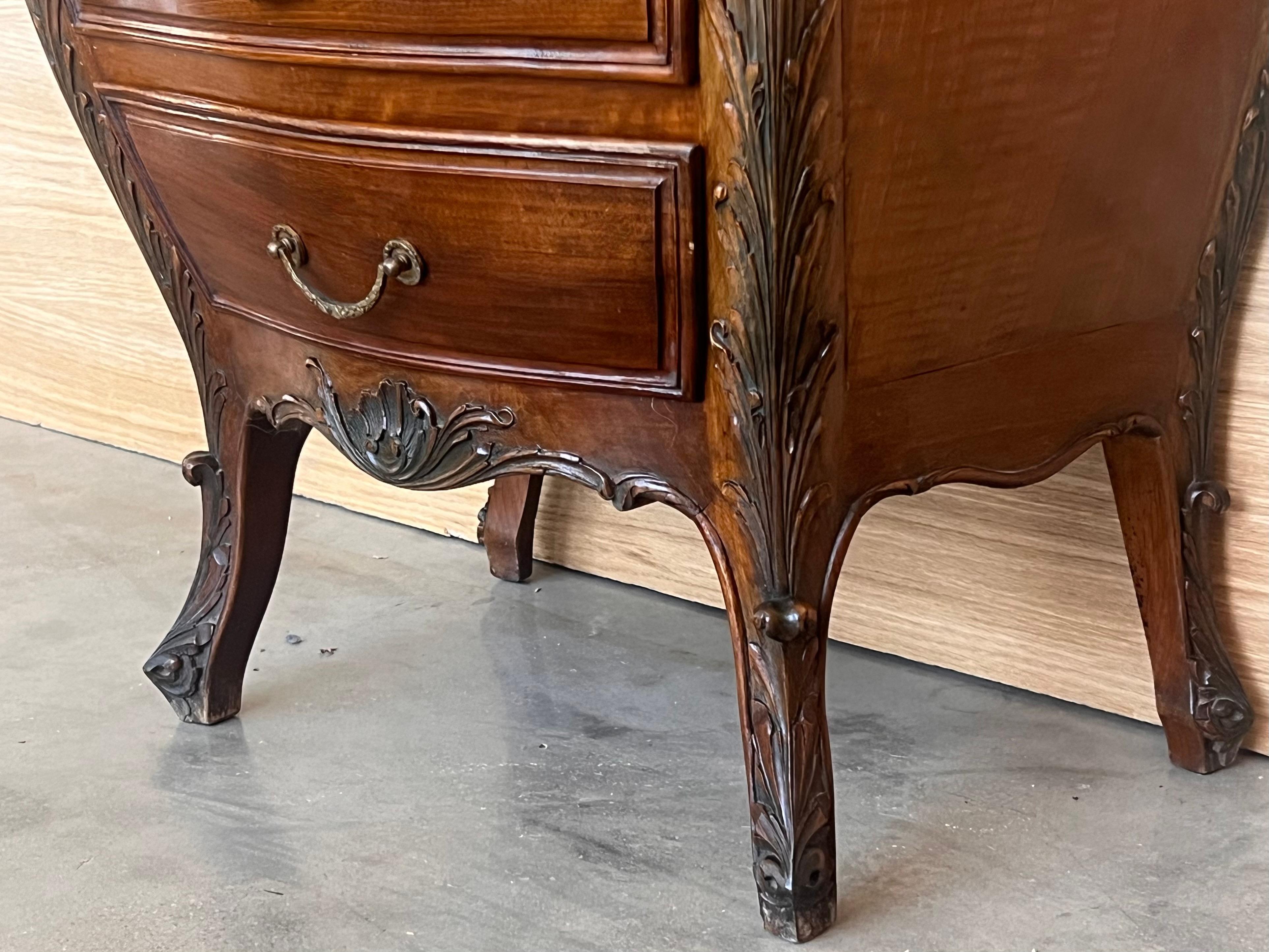 Paire de tables de nuit sculptées françaises avec trois tiroirs et plateau en marbre en vente 3