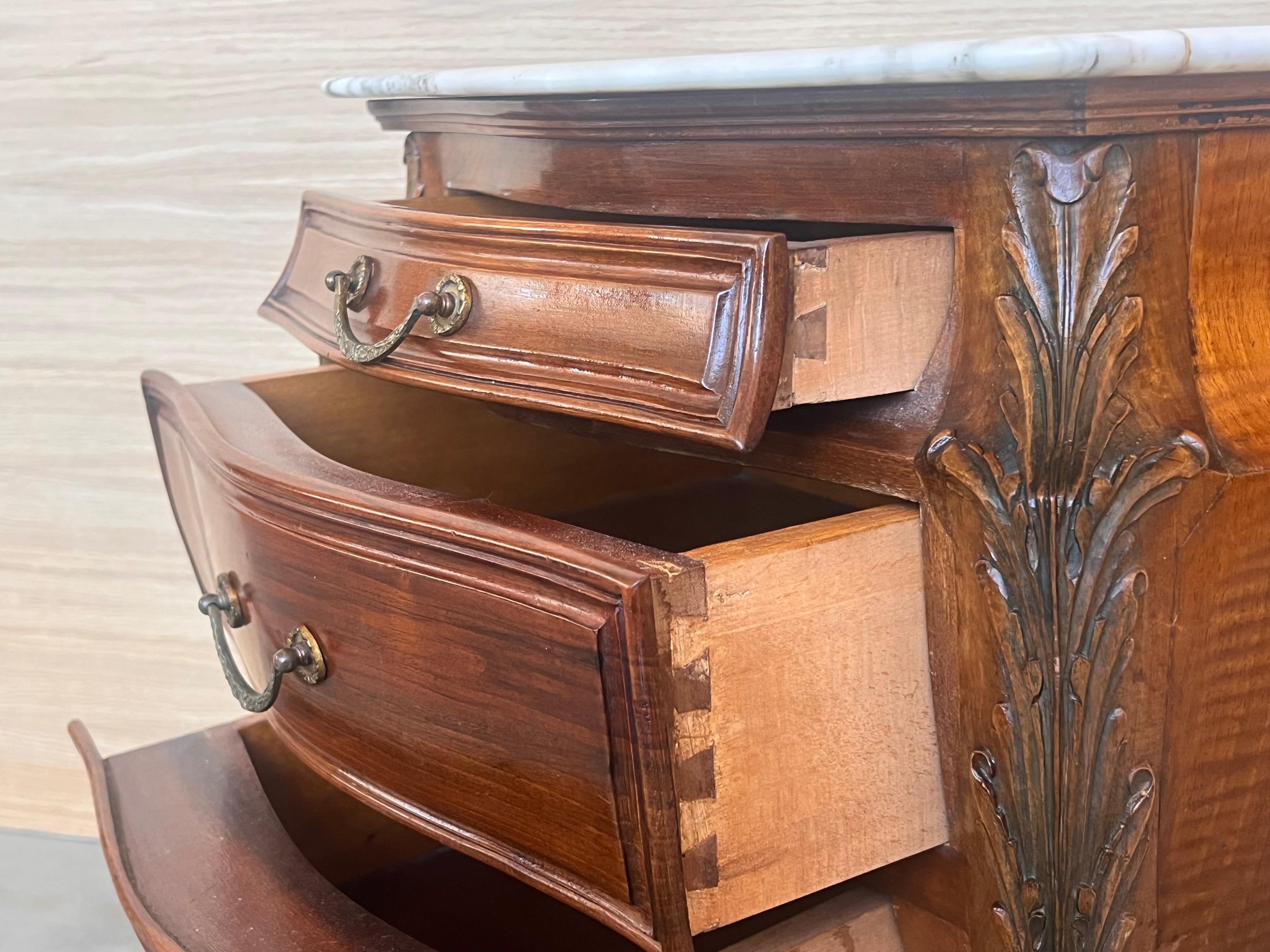 Paire de tables de nuit sculptées françaises avec trois tiroirs et plateau en marbre en vente 4